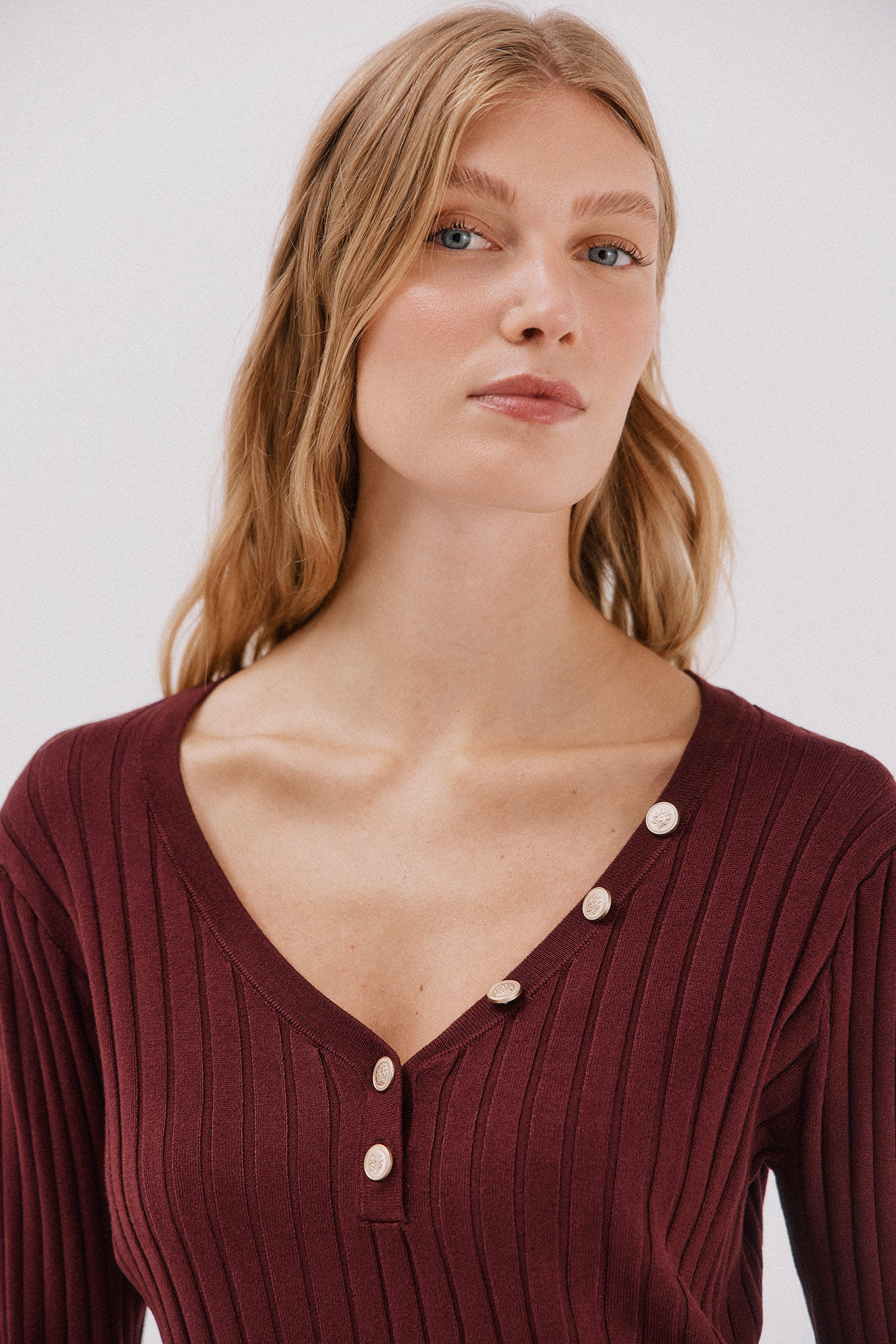 Cortefiel V-neck jumper with buttons Maroon