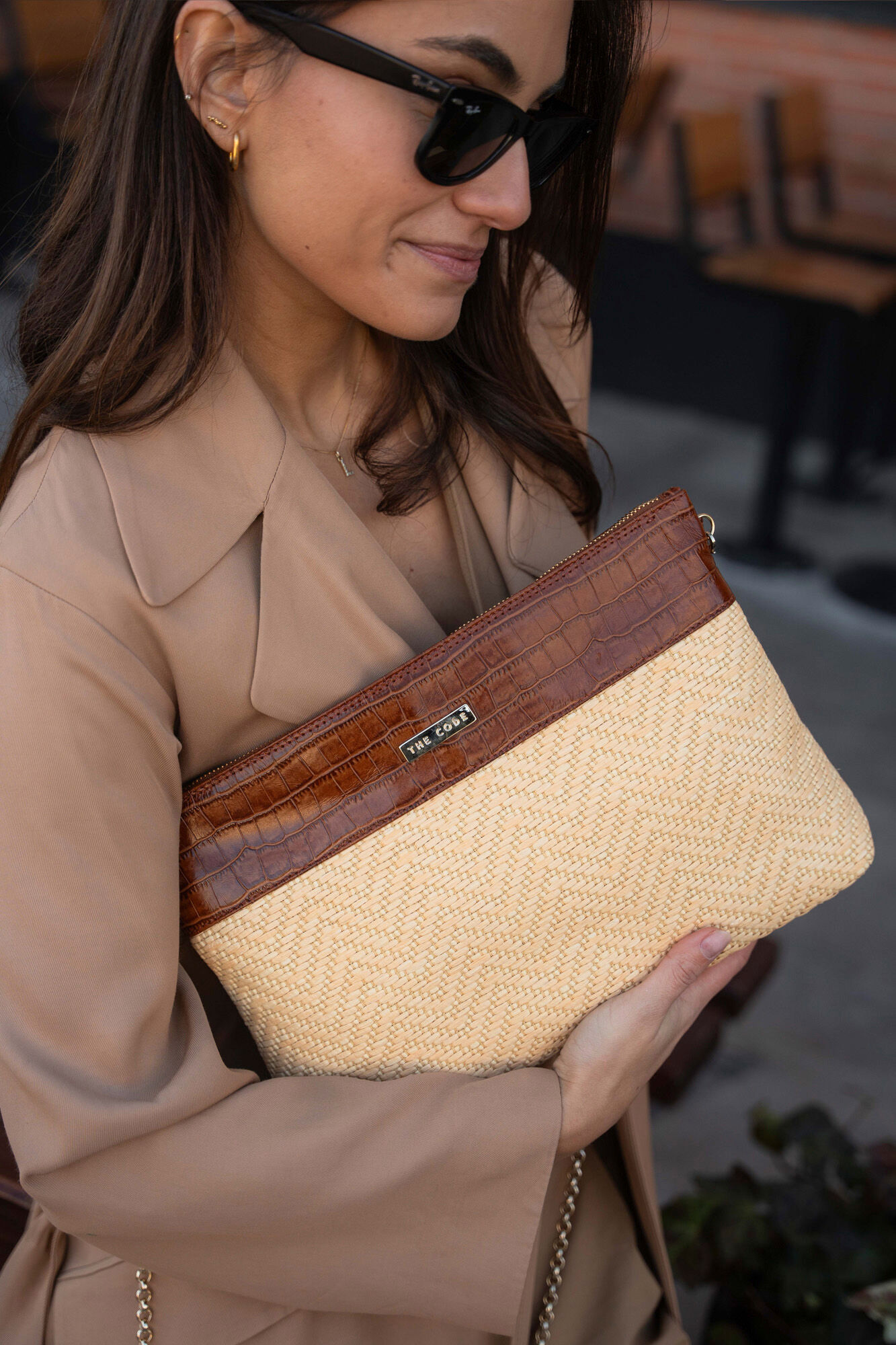 The Code Sobre Marbella piel y rafia avellana