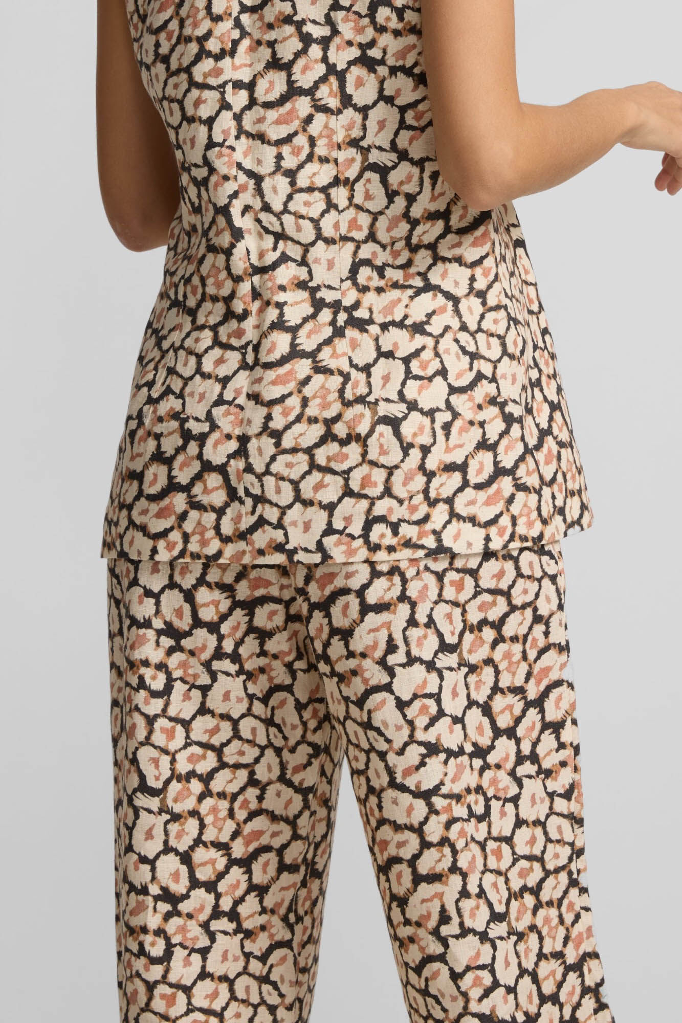 Silbon Cal&ccedil;as de linho com pregas animal estampado Castanho