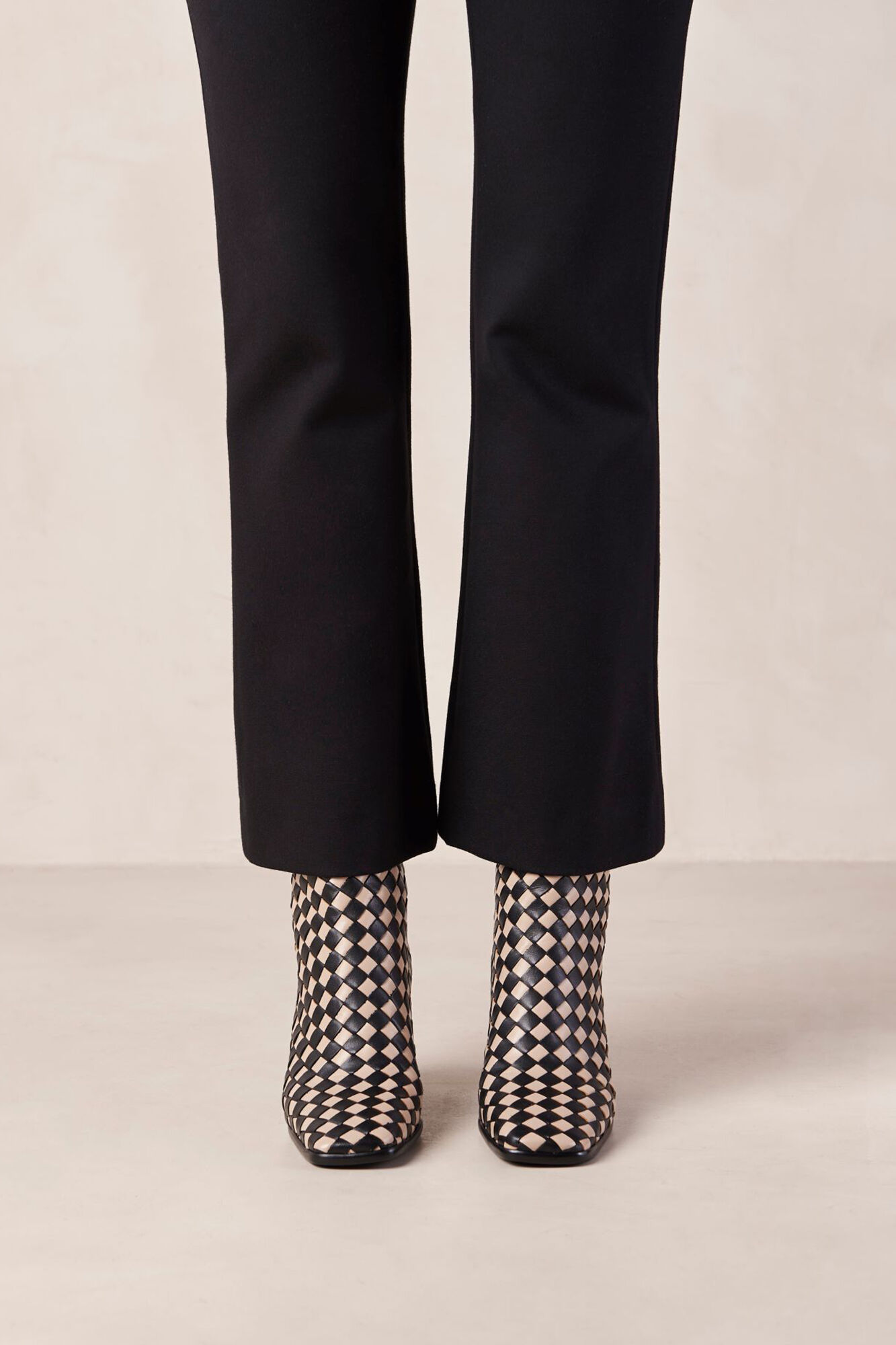 Alohas Botins entran&ccedil;ados preto e bege West Tostado