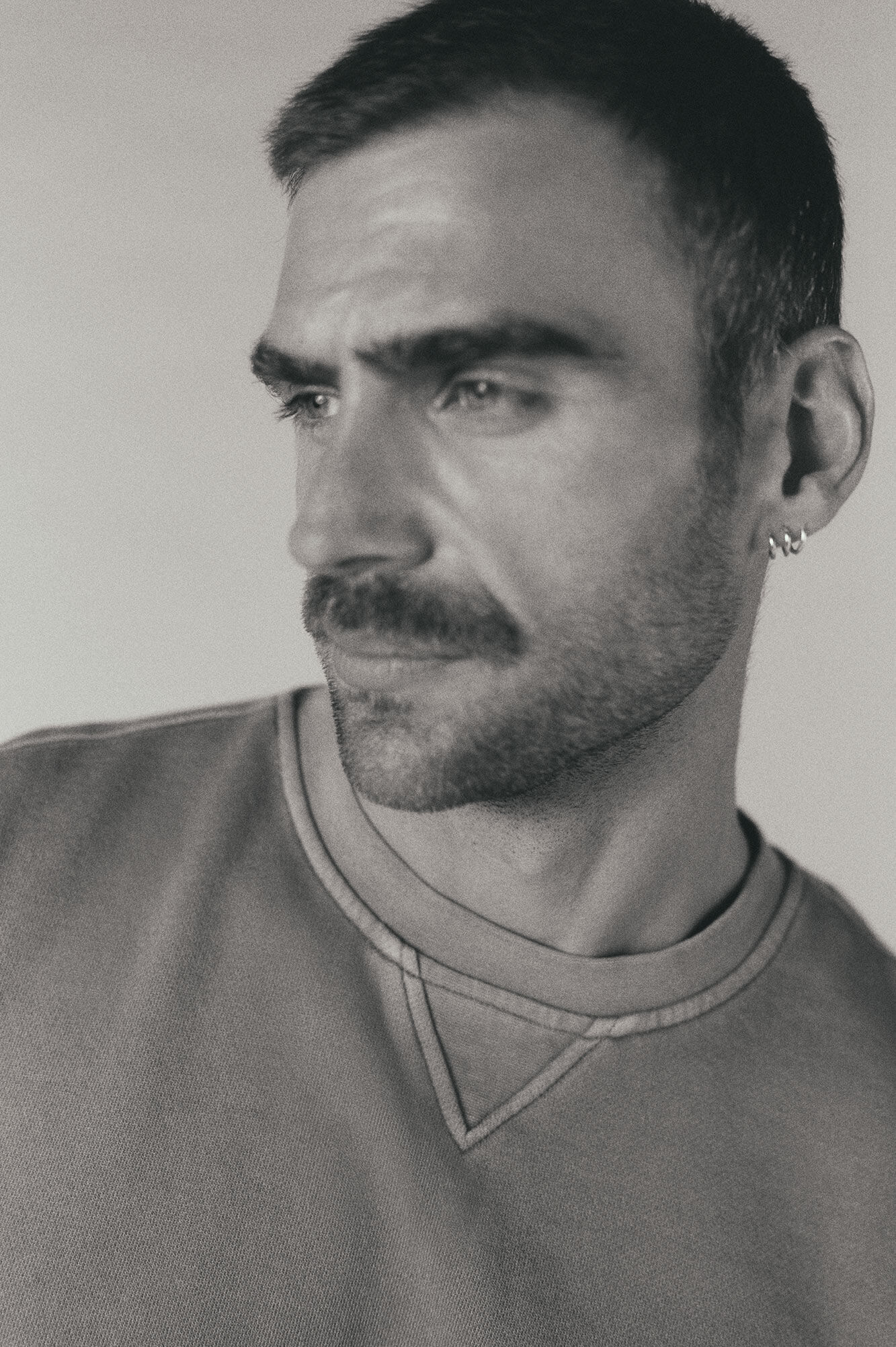 OOTO Sweatshirt b&aacute;sica lavada gola redonda Castanho