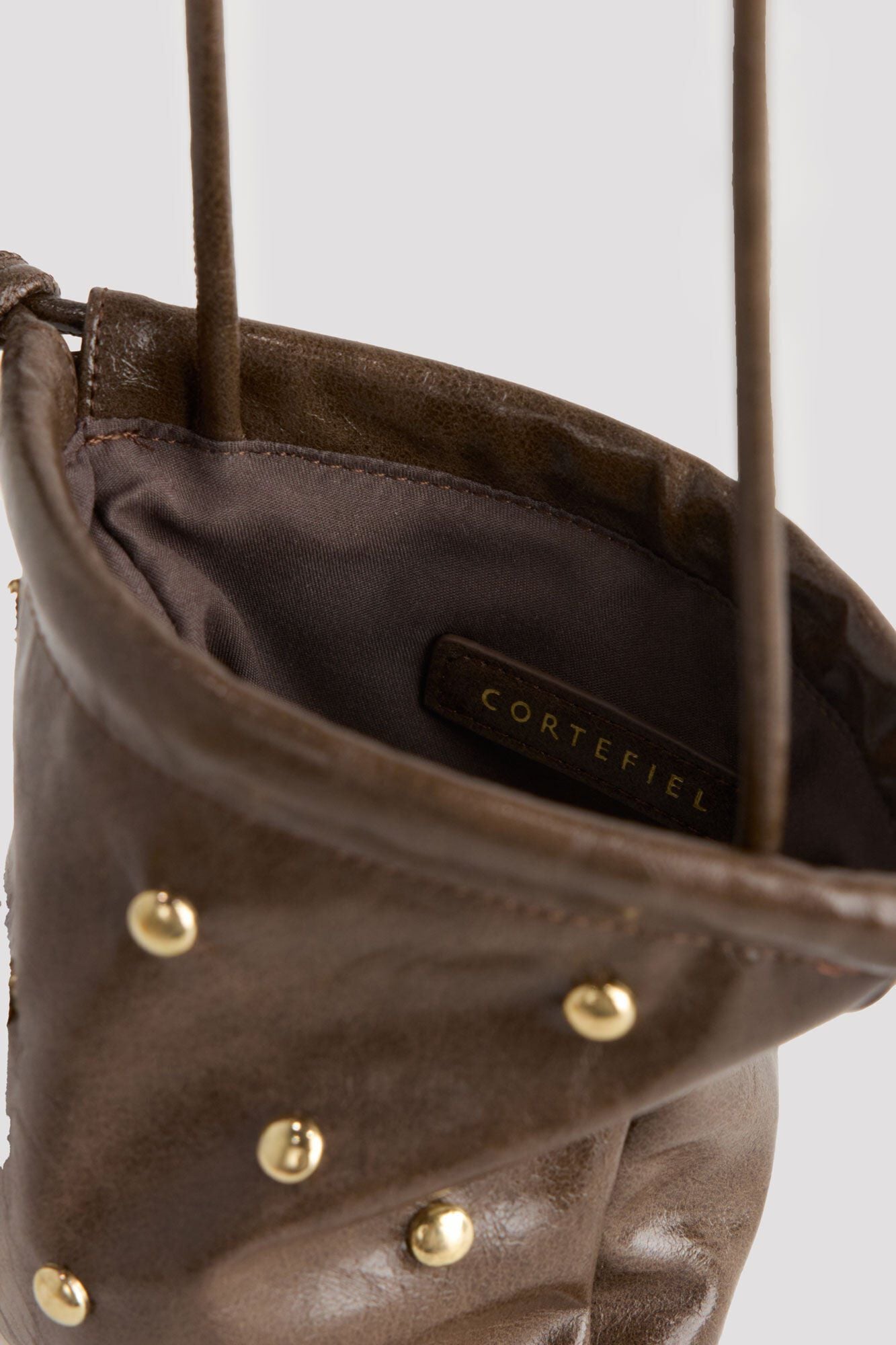 Cortefiel Bolsa para telem&oacute;vel com tachas Castanho