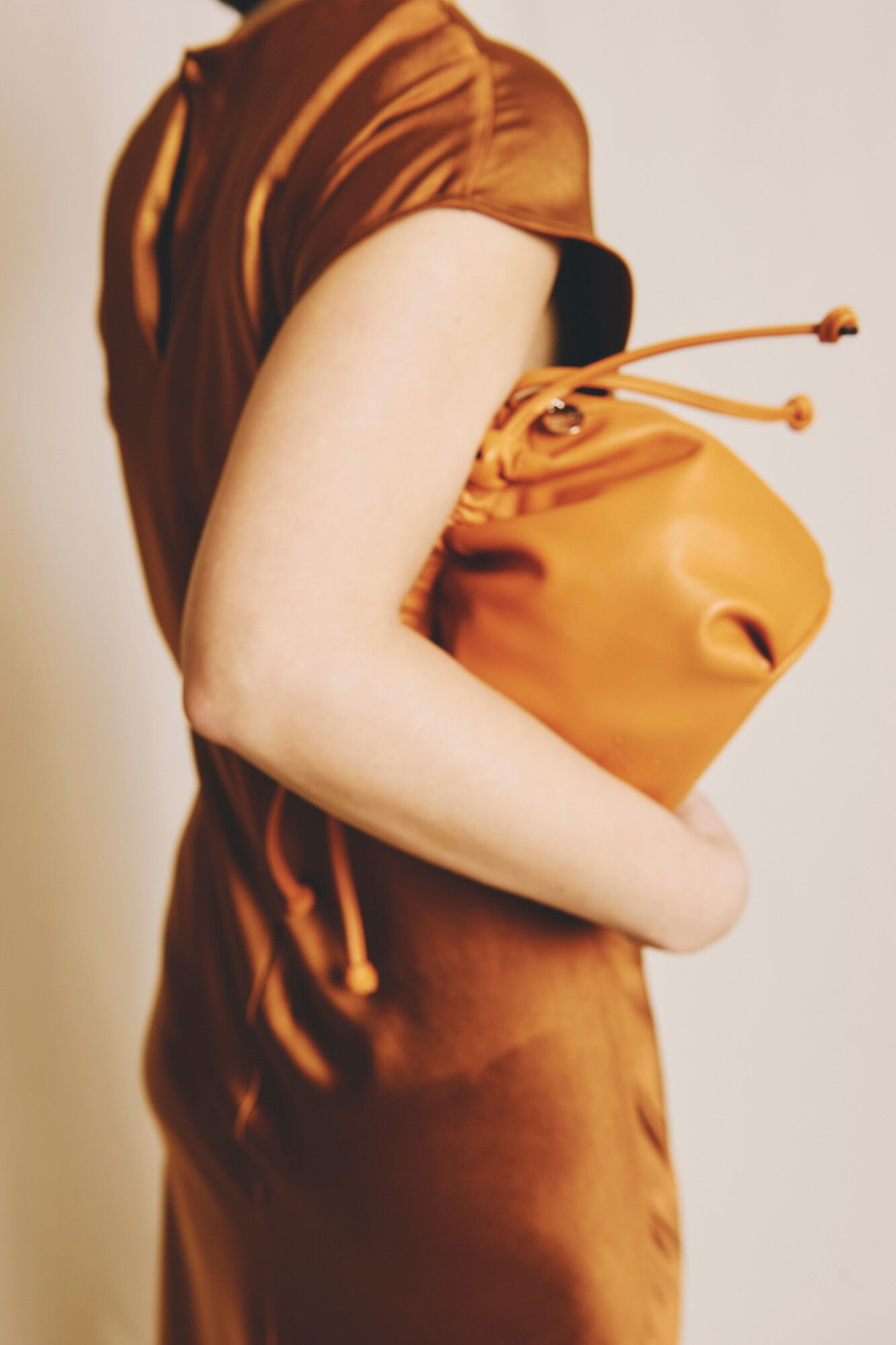 Zubi Bolsa bucket de pele Laranja