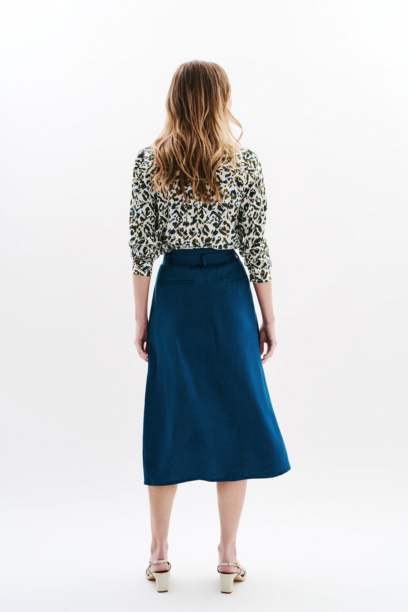 Caroll Saia comprida com bot&otilde;es 100% linho Azul