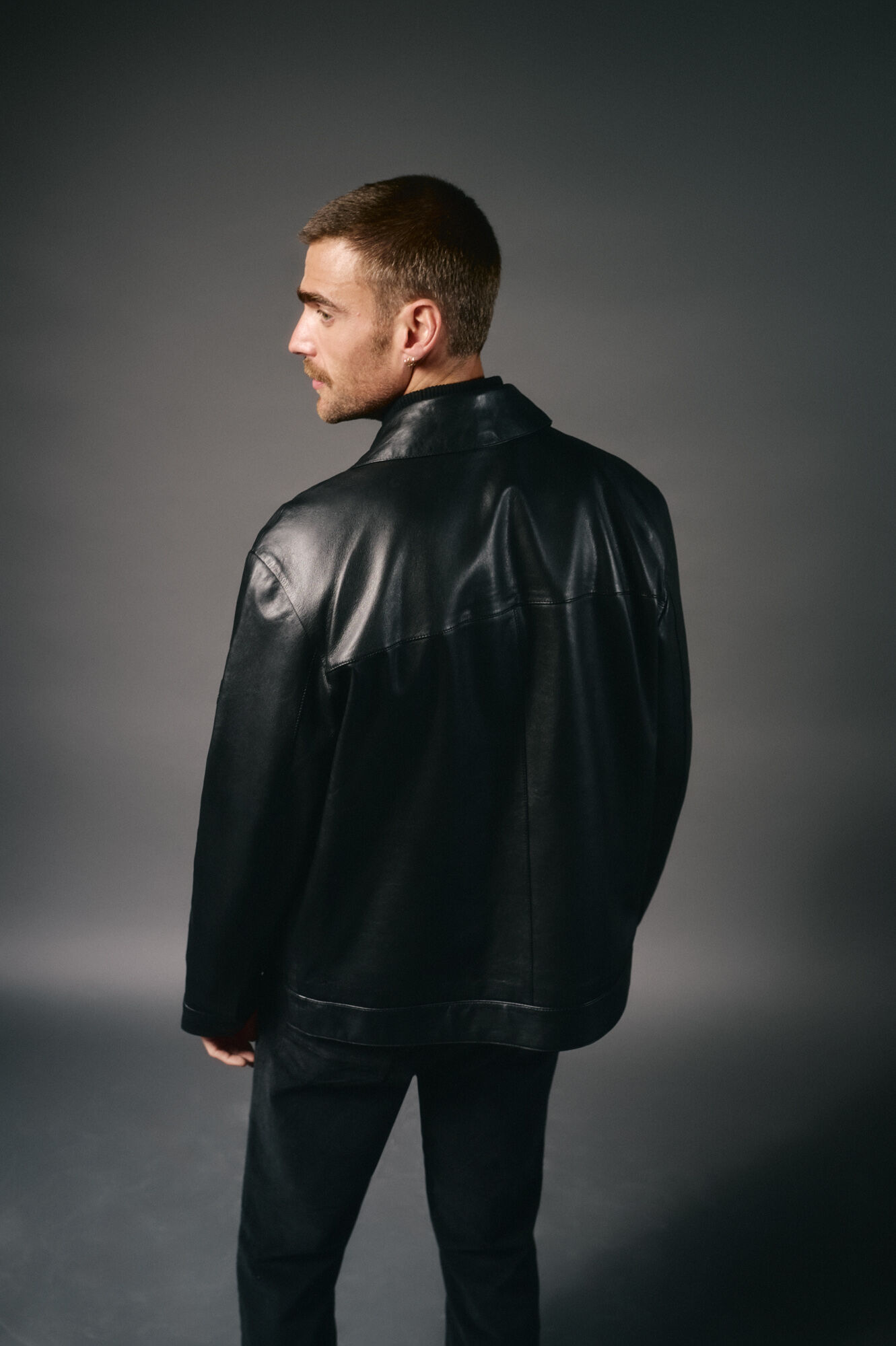 OOTO Blus&atilde;o pele gola camiseira Preto