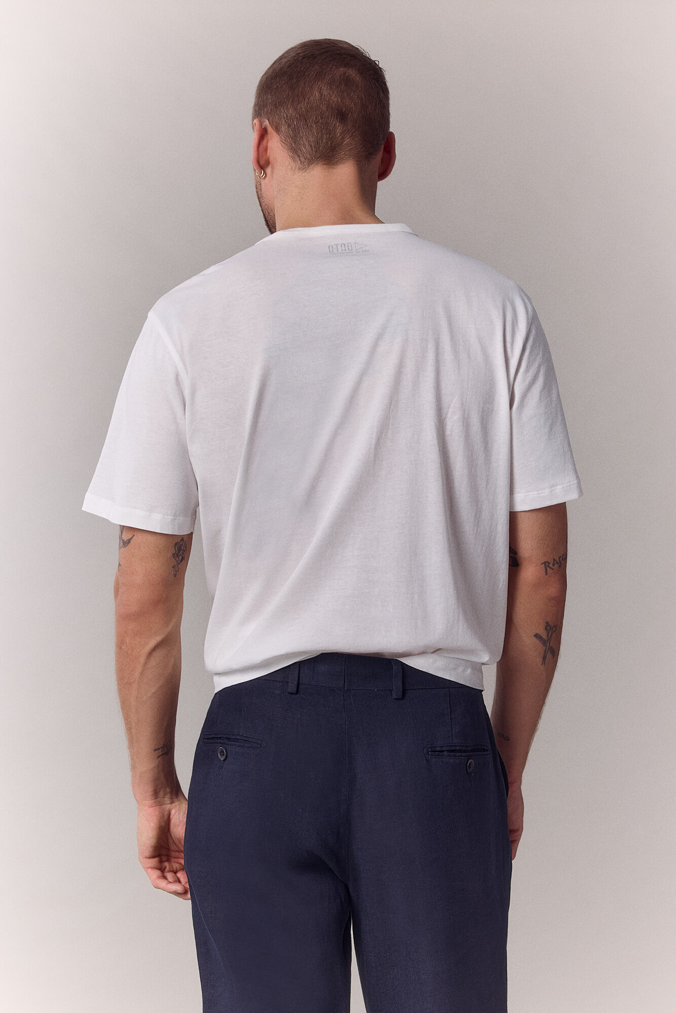 OOTO T-shirt b&aacute;sica leve Branco