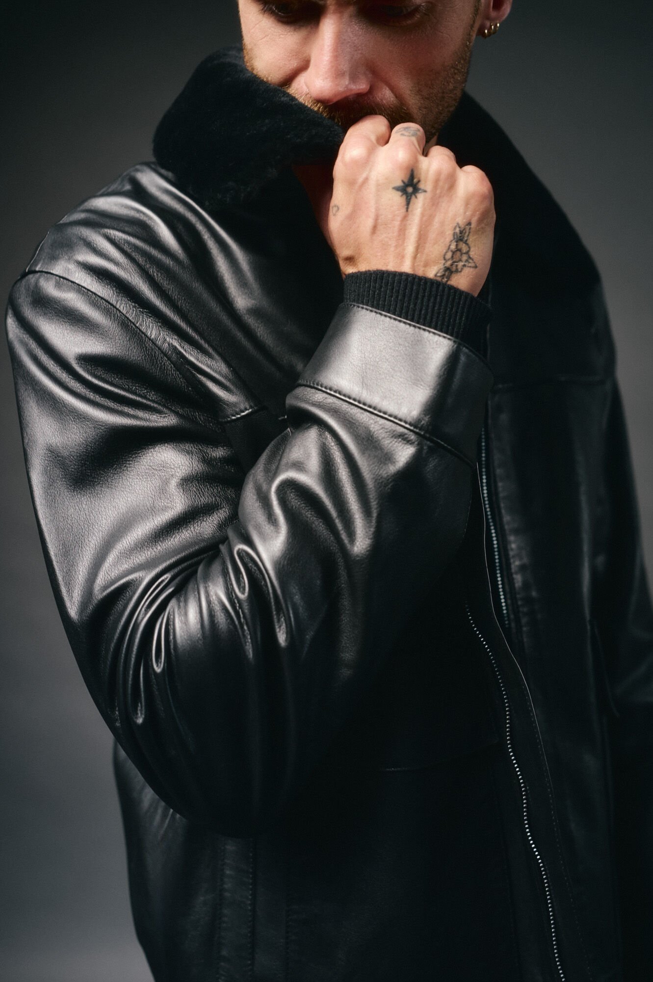 OOTO Blus&atilde;o pele gola camiseira Preto