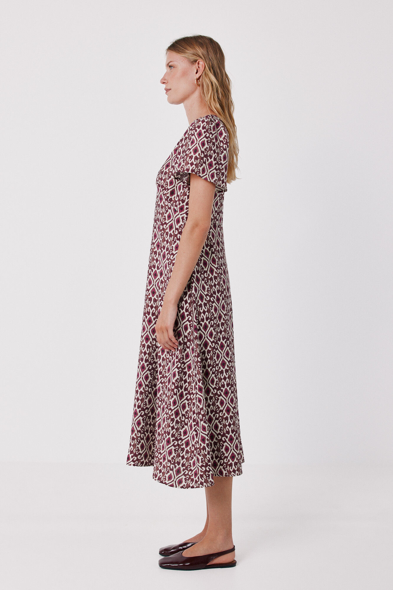 Cortefiel Vestido pico manga vuelo Estampado granate