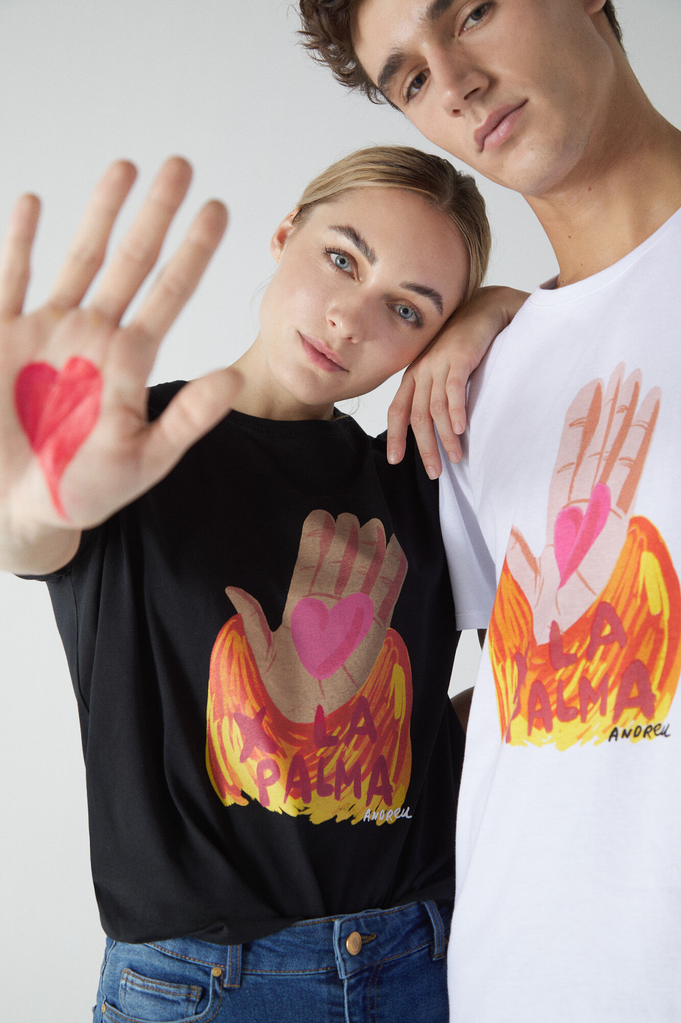 LOLA CASADEMUNT lanza unas sudaderas solidarias con motivo del Día Mundial  Contra el Cáncer de mama - Ediciones Sibila