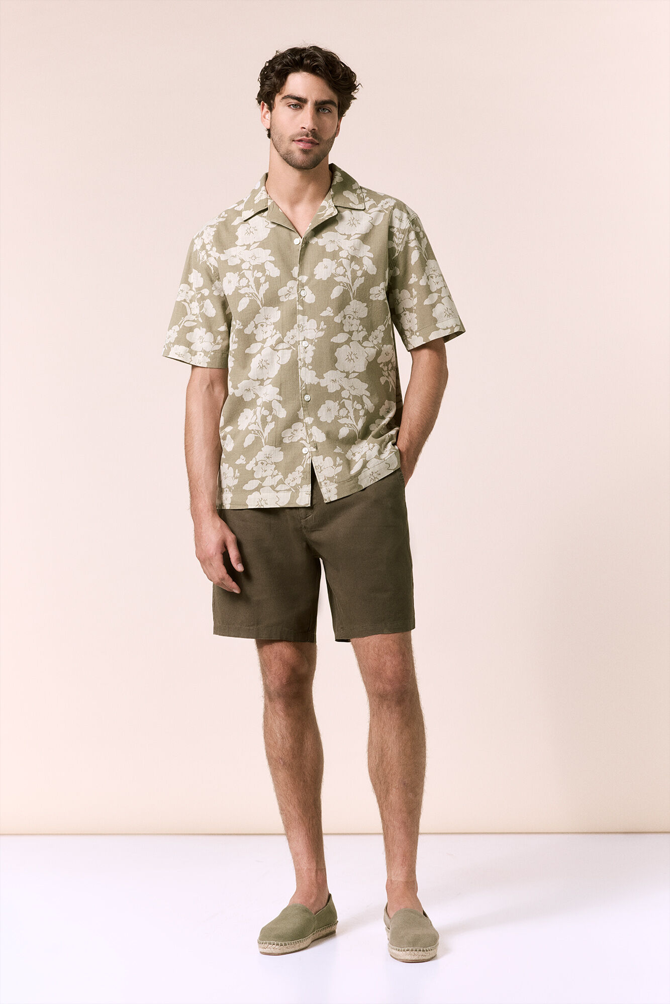 OOTO Bermuda com cord&otilde;es em linho