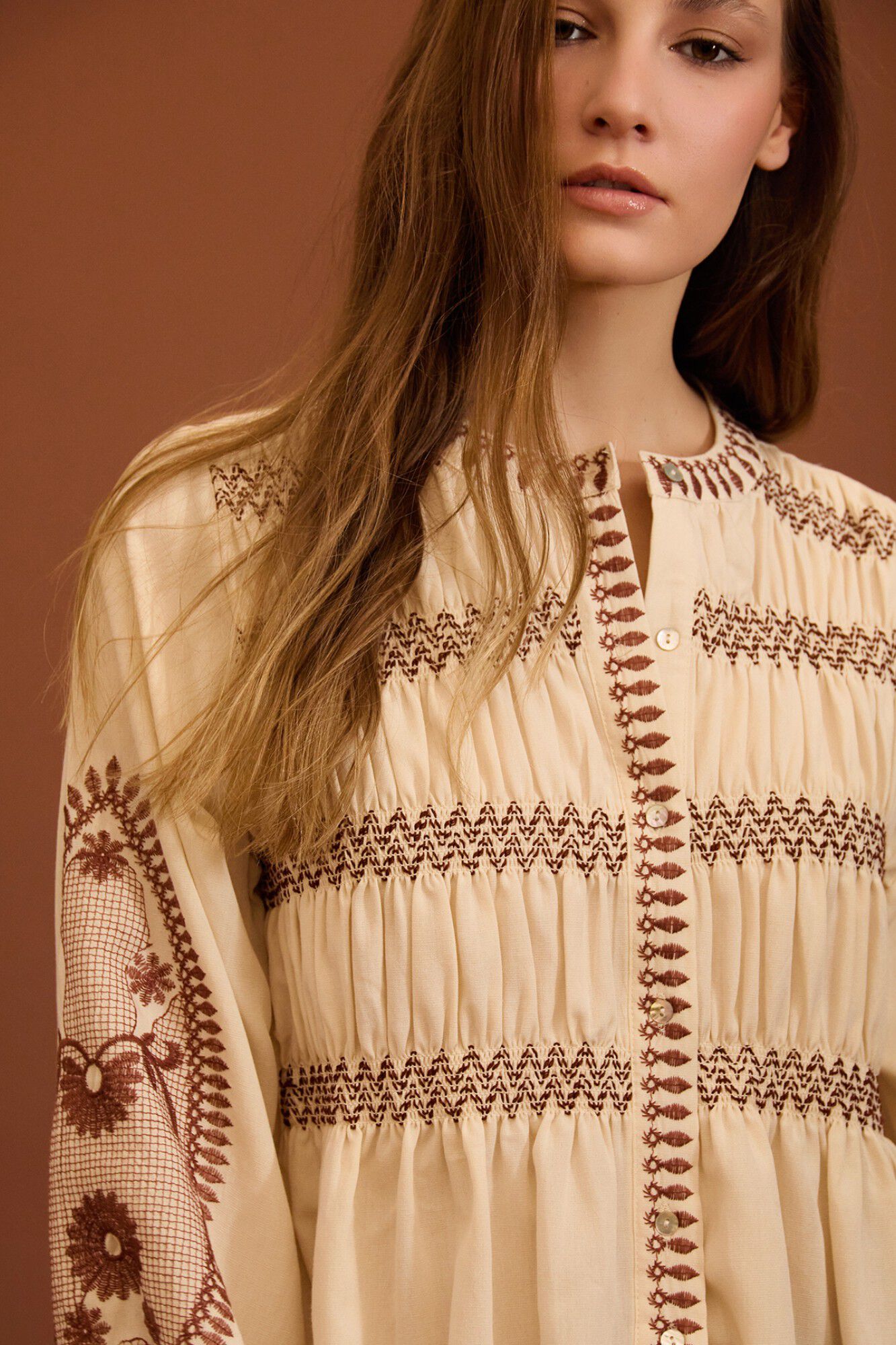 Meisie Blusa bordada com folhos Tostado