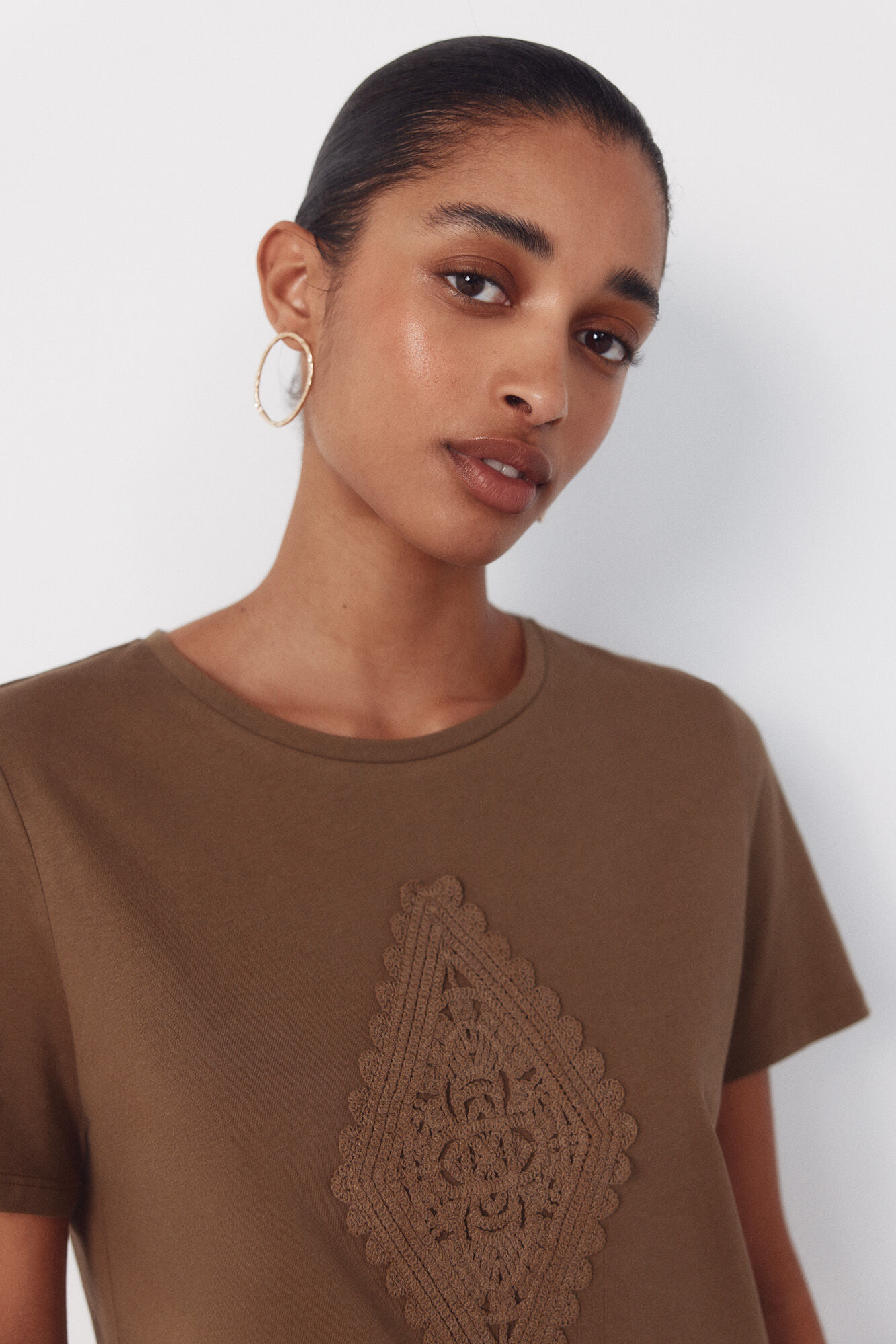 Cortefiel T-shirt with crochet patch Kaki