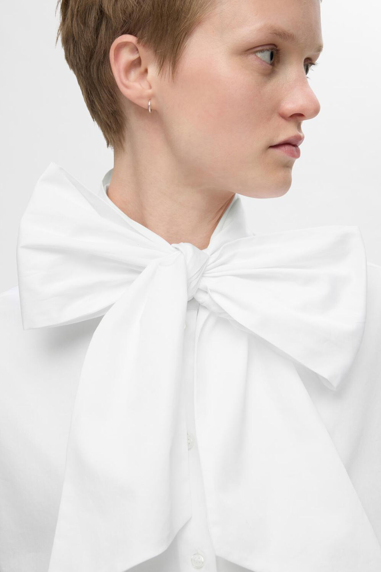 Cortefiel short sleeve shirt with a bow at the neck made from 100% organic cotton. White