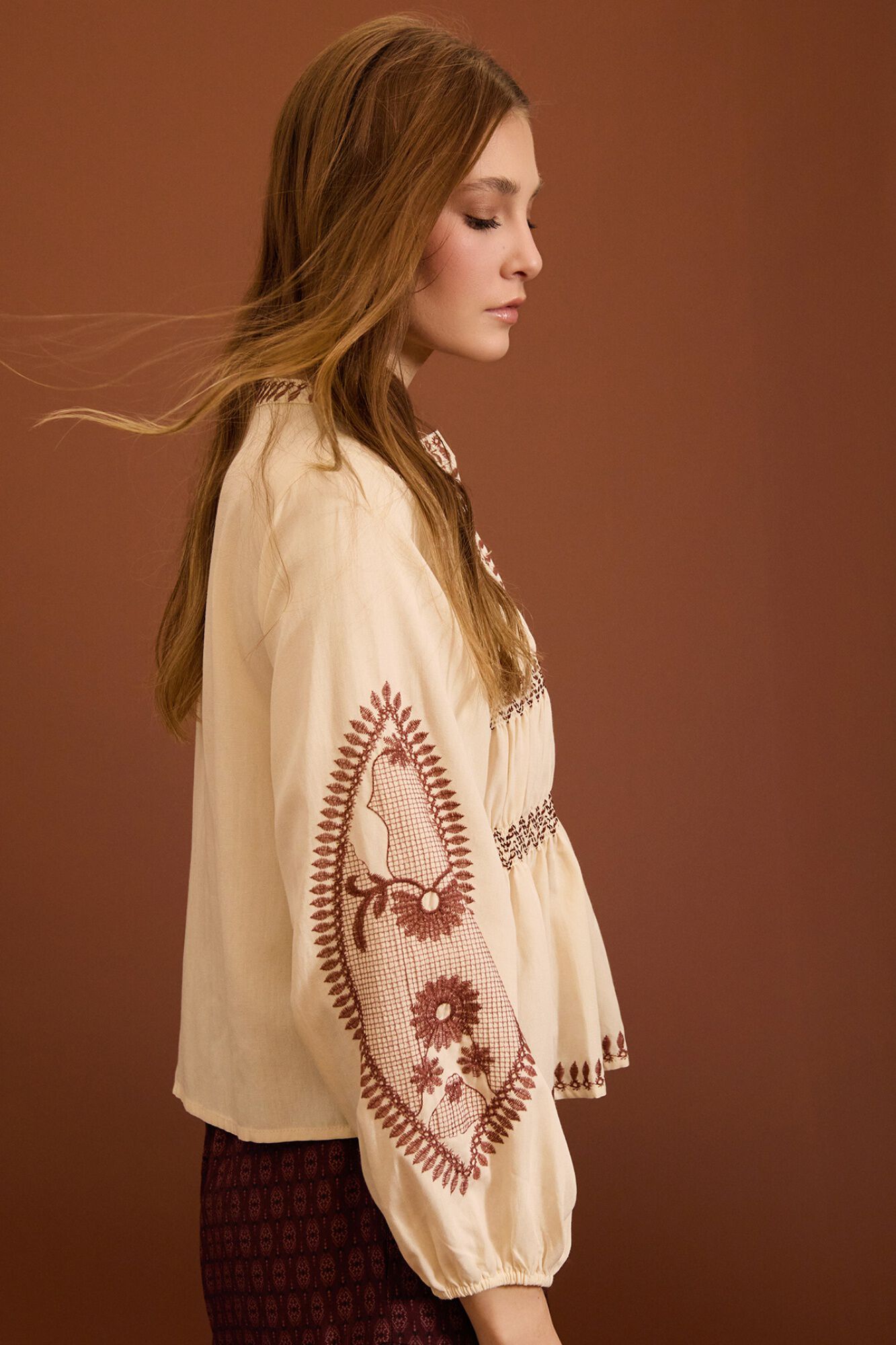 Meisie Blusa bordada com folhos Tostado