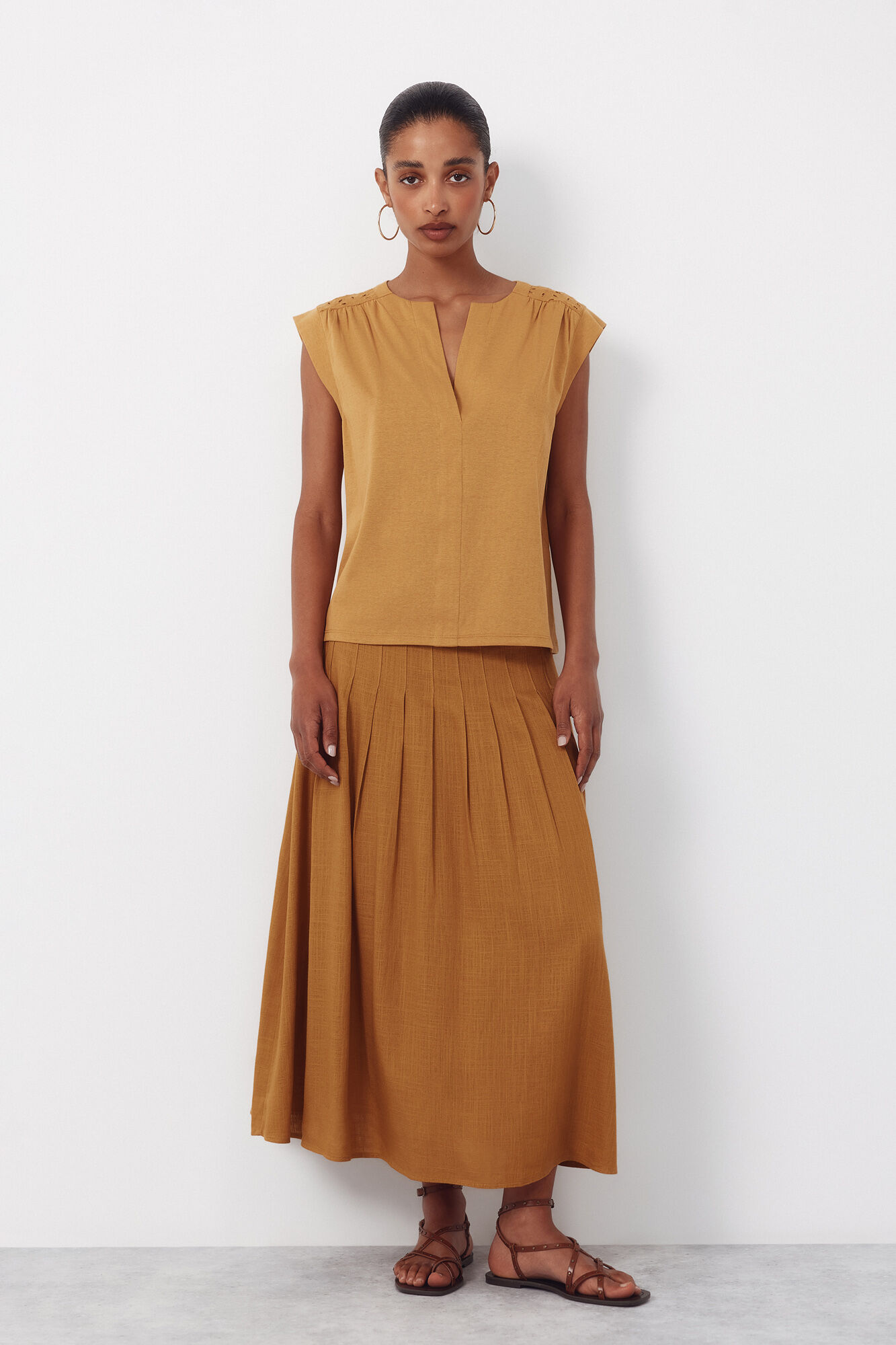 Cortefiel Camiseta canes&uacute; espalda bordado Dorado