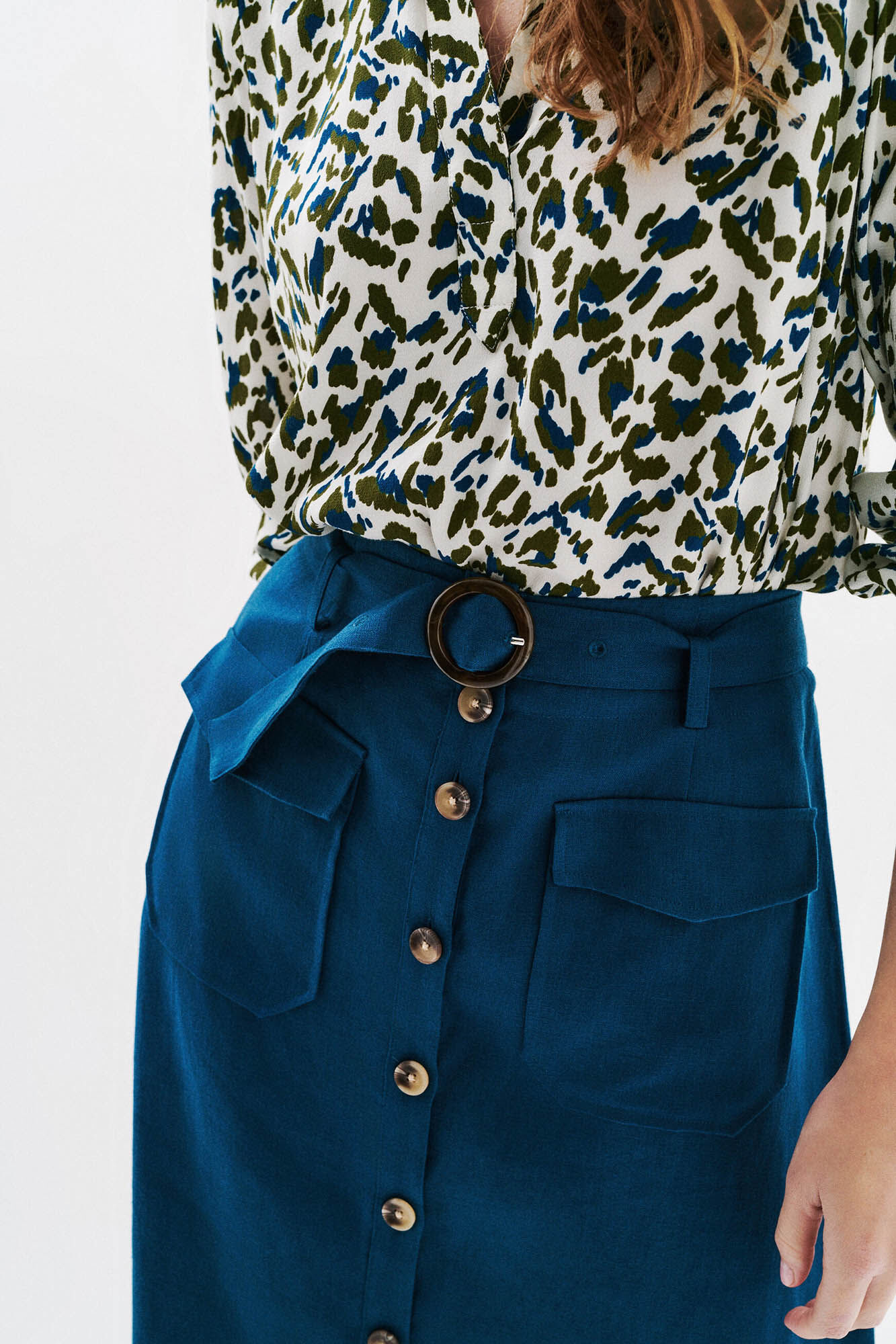 Caroll Saia comprida com bot&otilde;es 100% linho