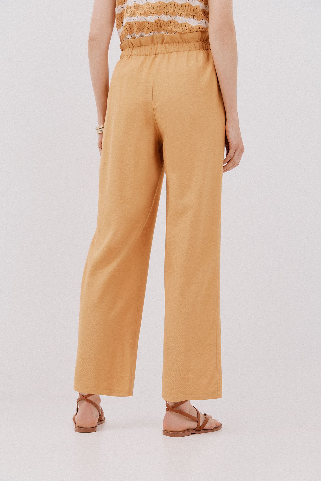 Cortefiel Pleated trousers with belt Nude