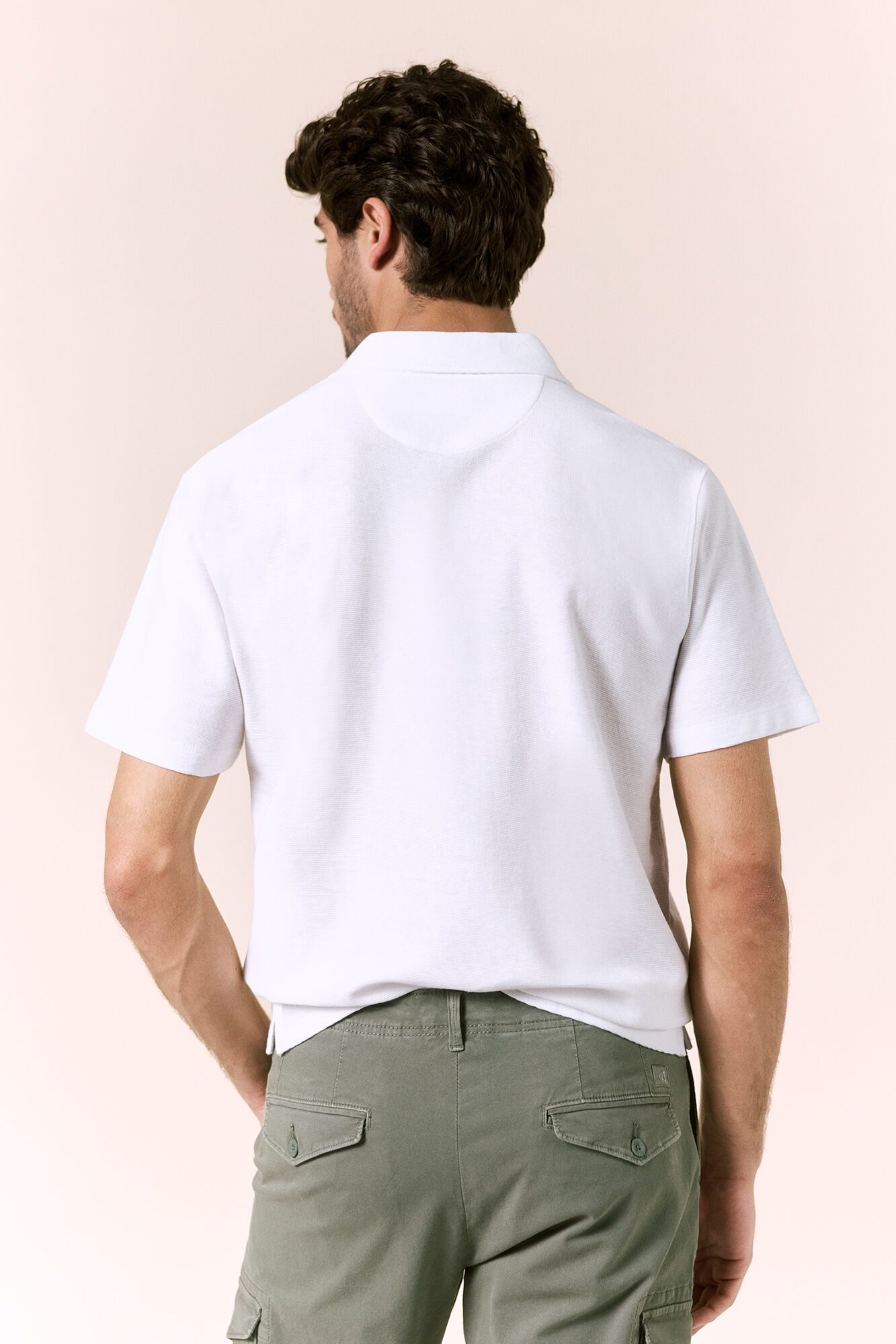 OOTO Polo piqu&eacute; gola em V Branco