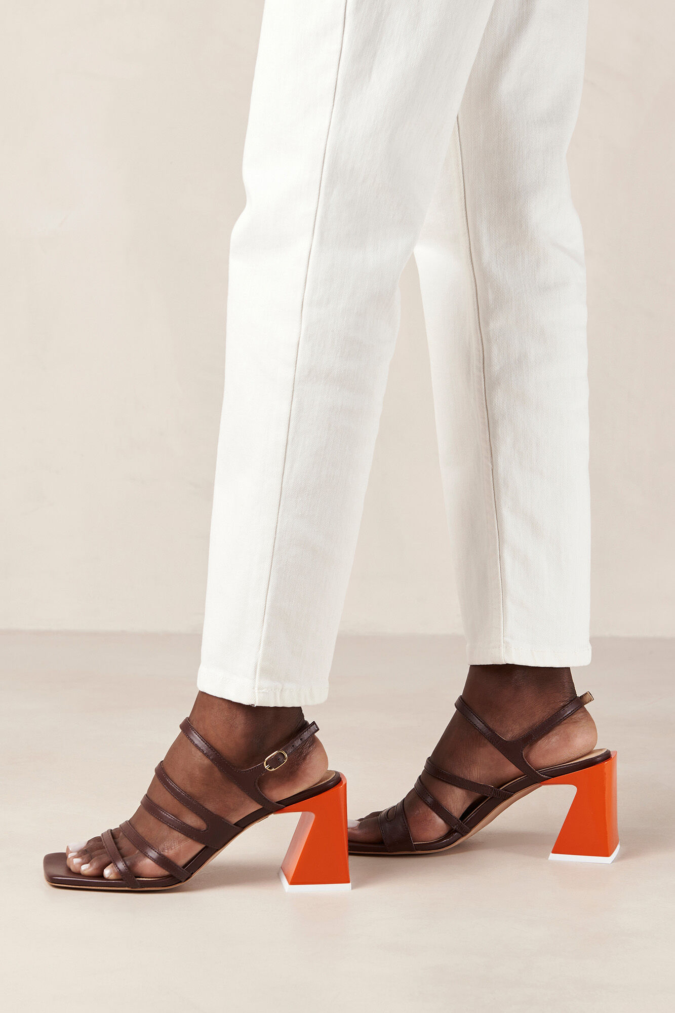 Alohas Sand&aacute;lias de pele castanhas Aubrey Castanho