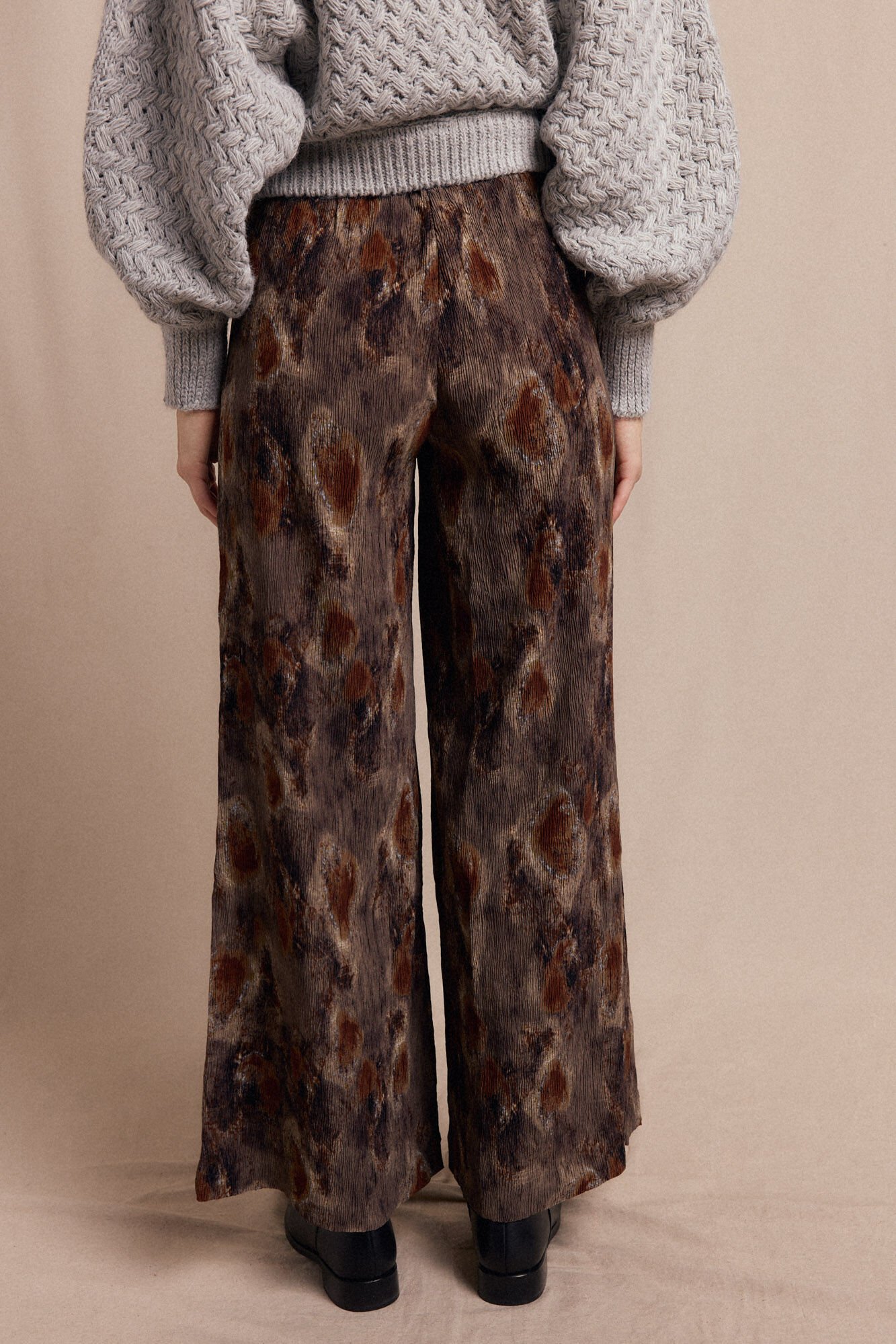 Slowlove Cal&ccedil;as estampado plissadas. Castanho