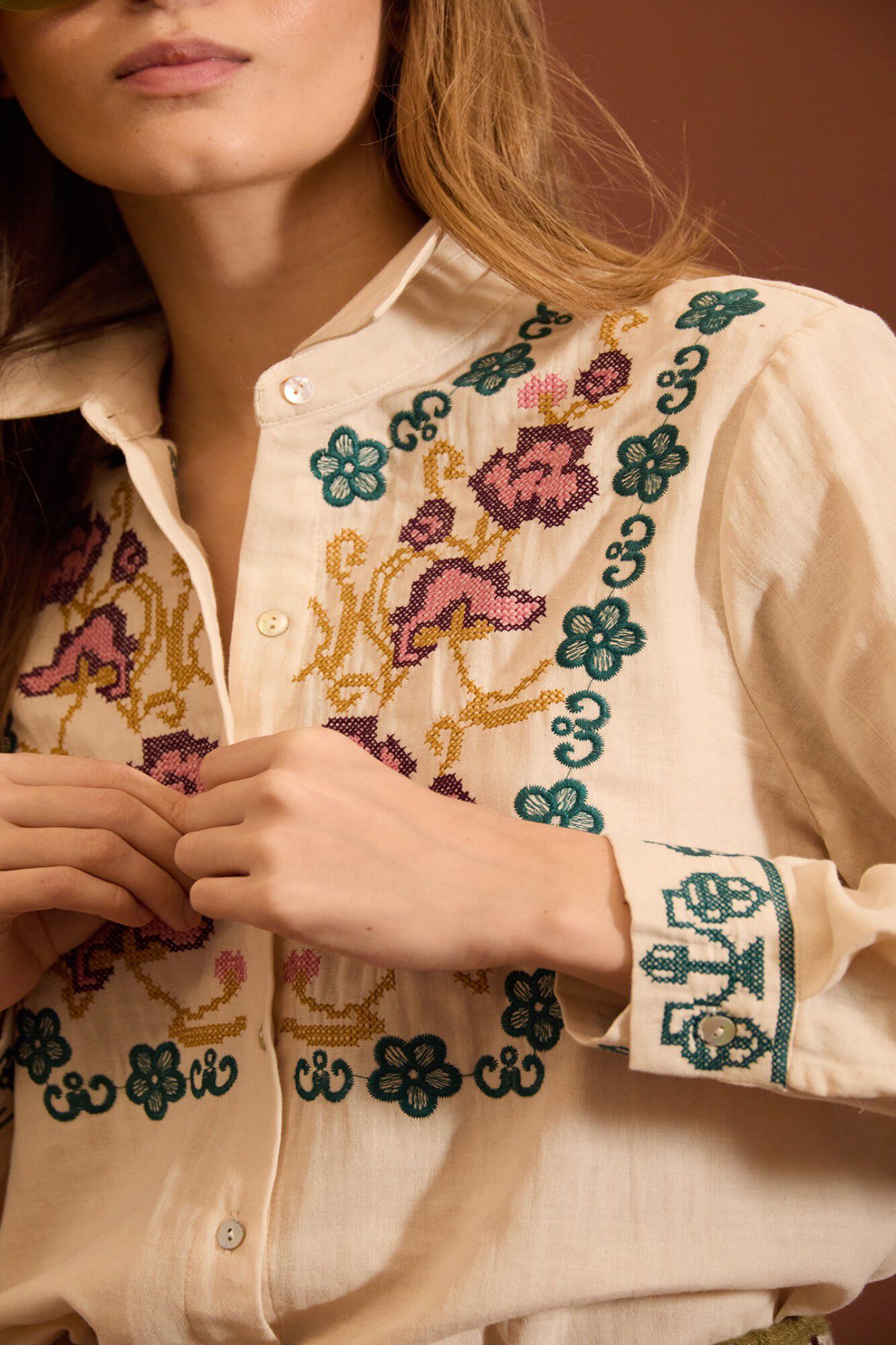 Meisie Camisa com bordado floral Tostado