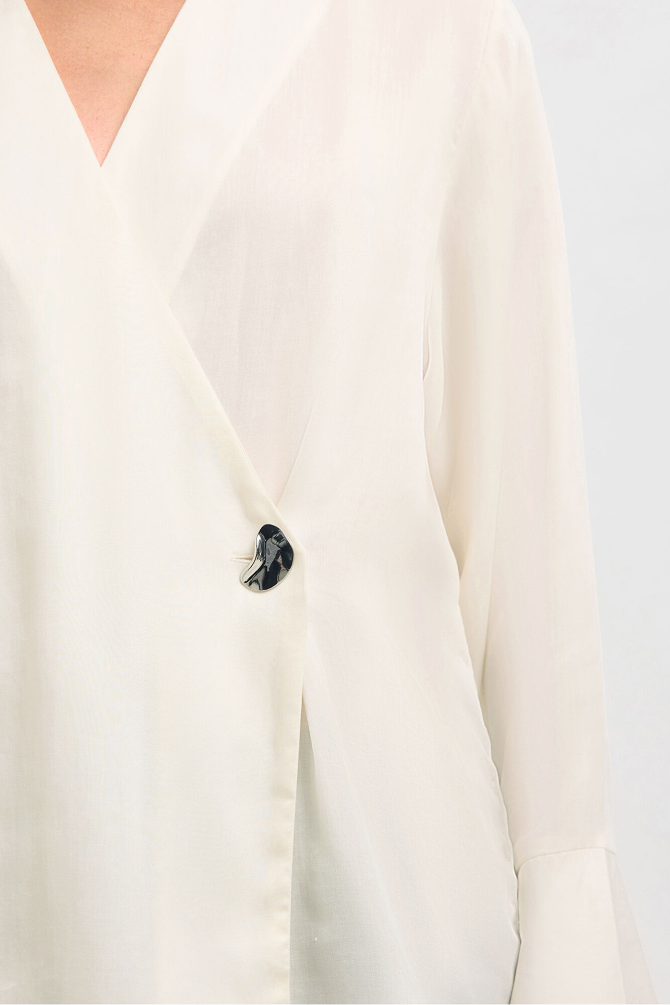 Selected Blusa gola V com detalhe met&aacute;lico 