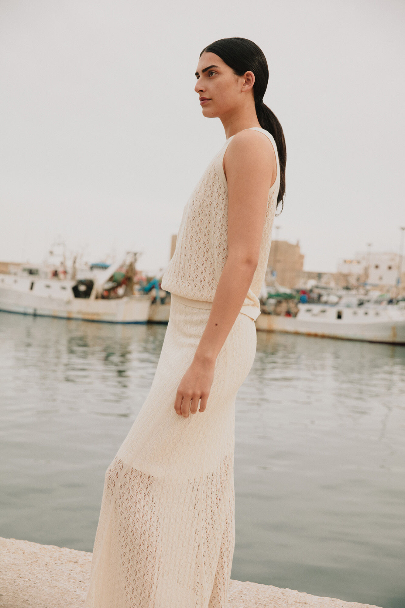 Selected Femme Top sin mangas de punto ligero confeccionado con algod&oacute;n org&aacute;nico. Gris