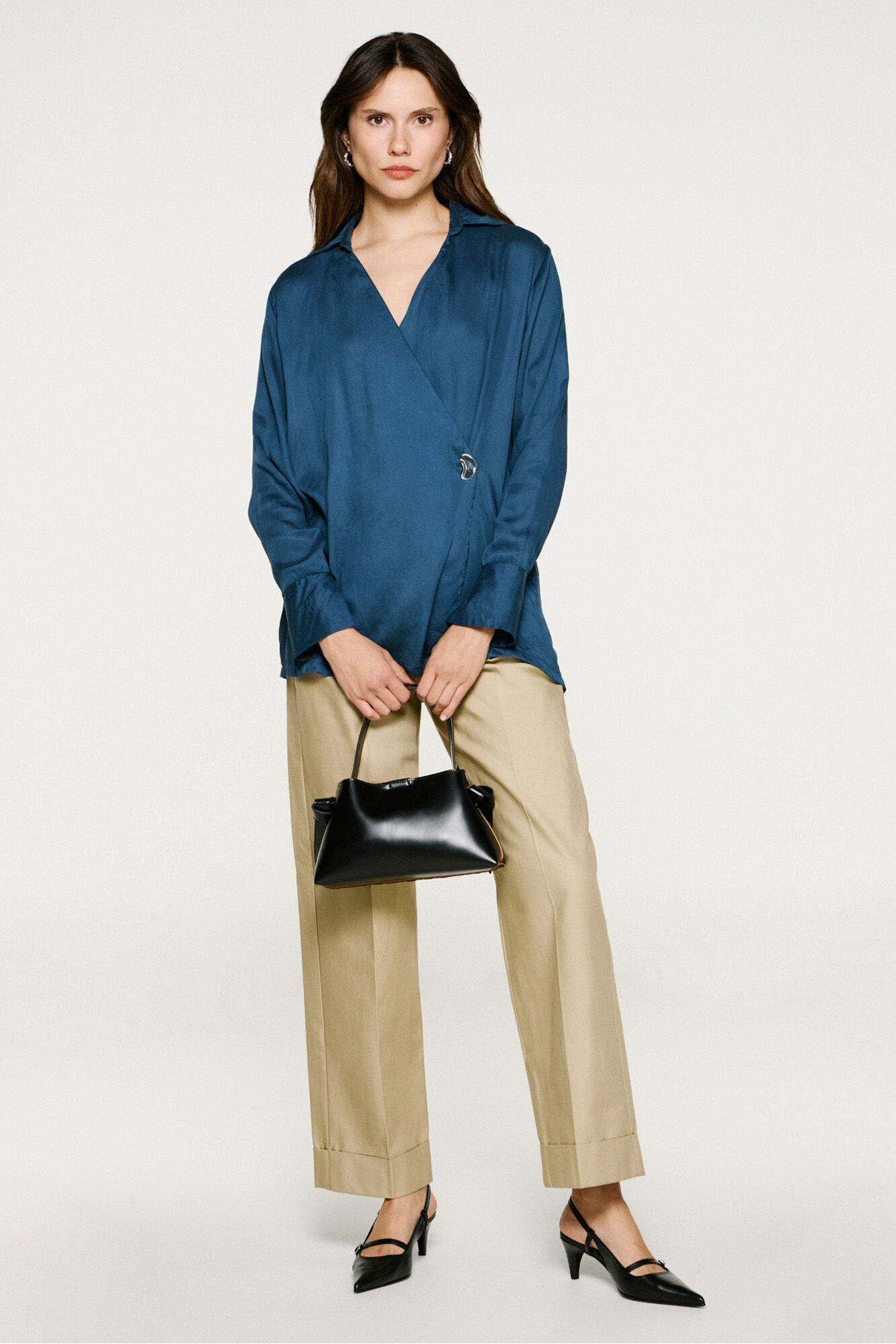 Selected Blusa gola V com detalhe met&aacute;lico 