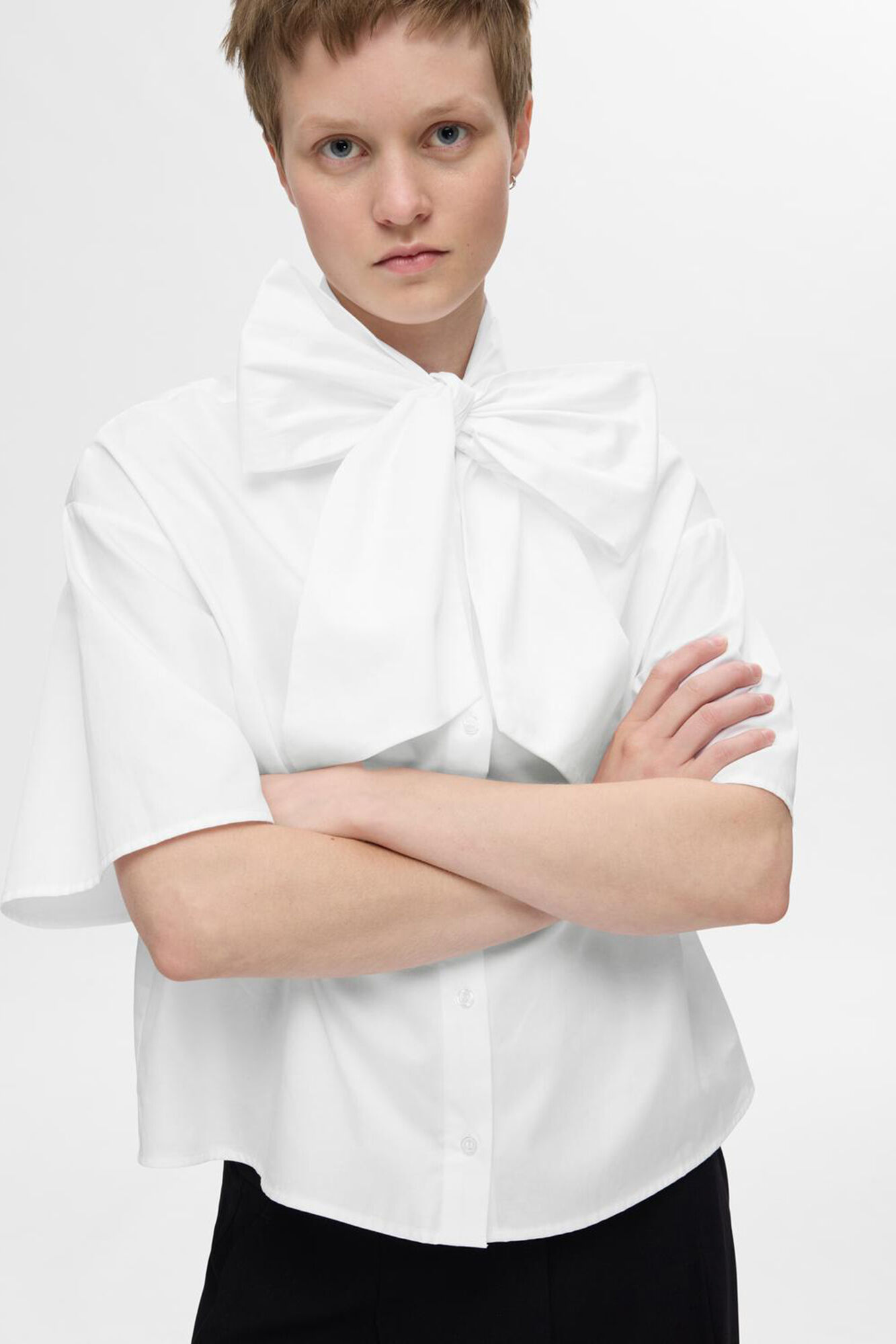 Cortefiel short sleeve shirt with a bow at the neck made from 100% organic cotton. White