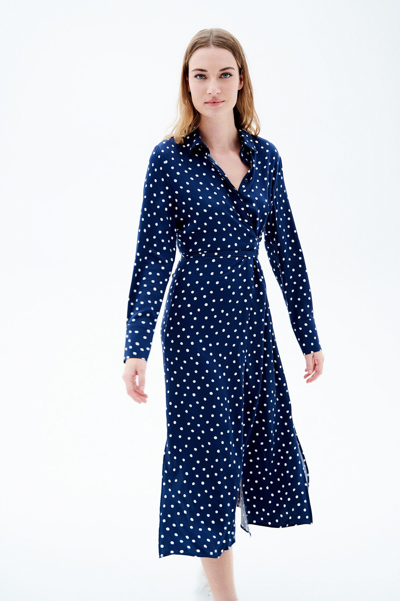 Caroll Vestido midi fluido cuello pico y cintur&oacute;n Azul marino