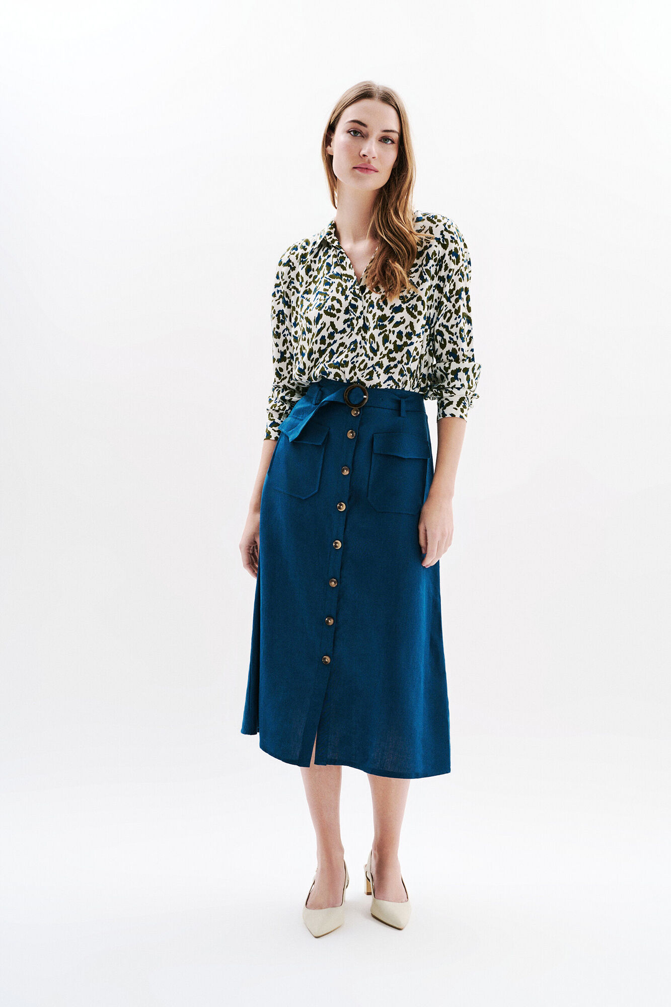 Caroll Saia comprida com bot&otilde;es 100% linho Azul