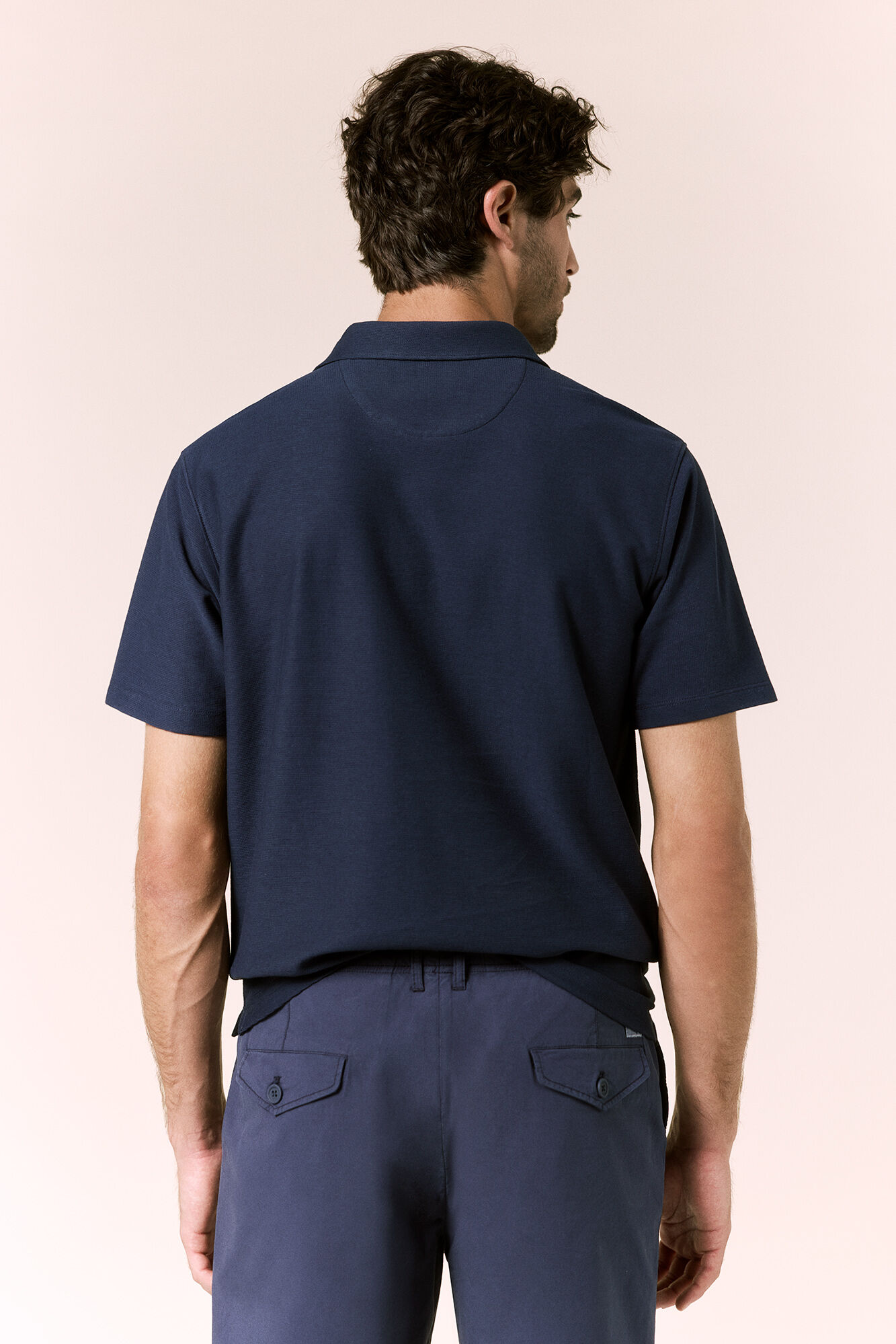 OOTO Polo piqu&eacute; gola em V Azul