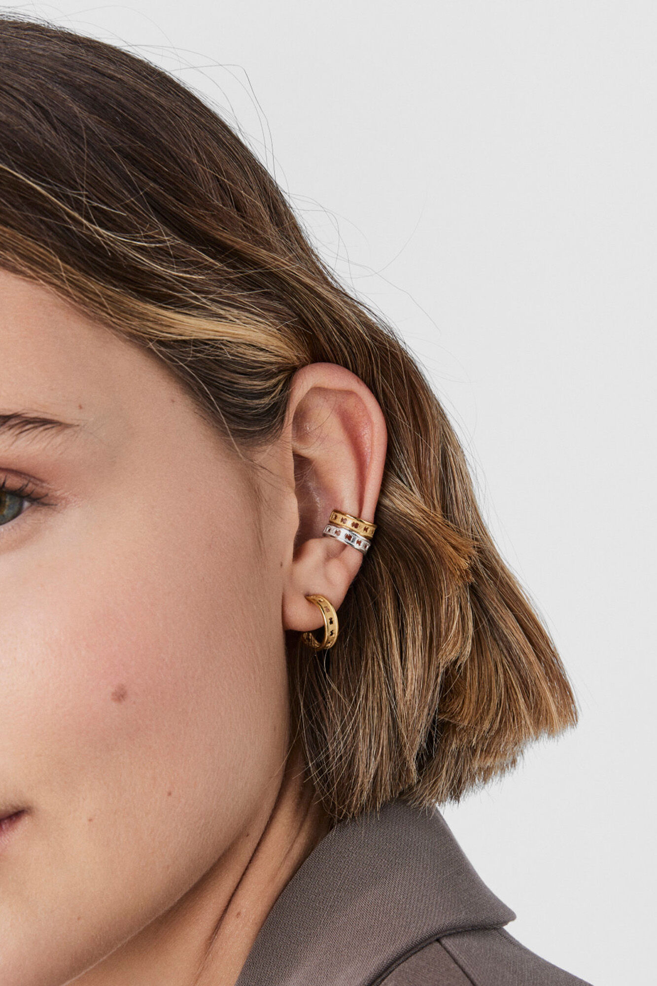 Tous Pendientes aro con ba&ntilde;o de oro 18 kt sobre plata peque&ntilde;os con silueta TOUS Bear Row Amarillo