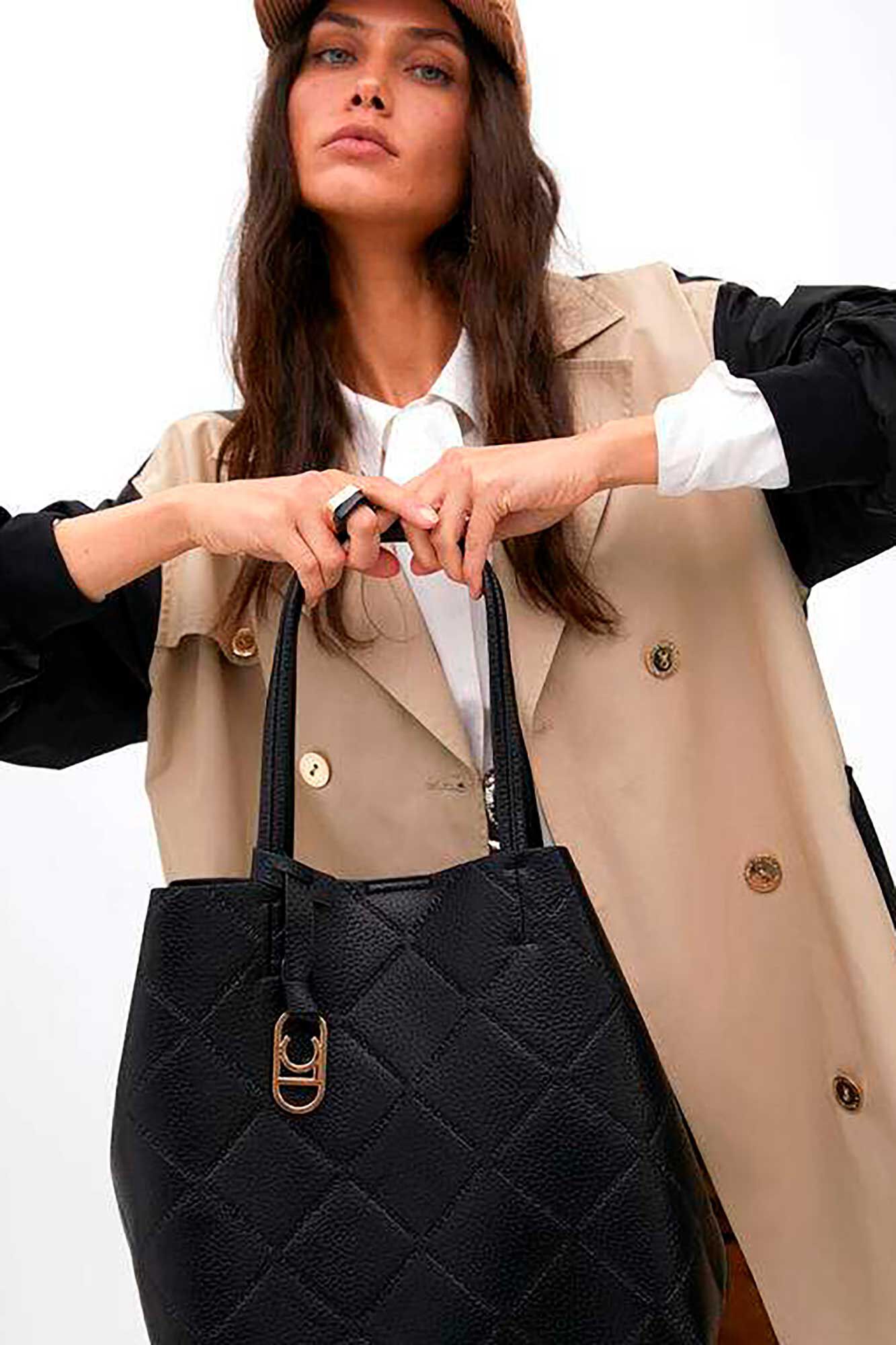 Lola Casademunt Comprador de monograma