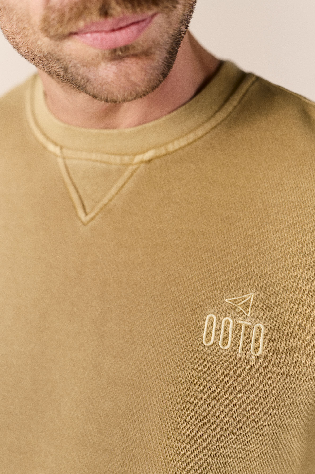 OOTO Sudadera b&aacute;sica lavada cuello redondo Camel