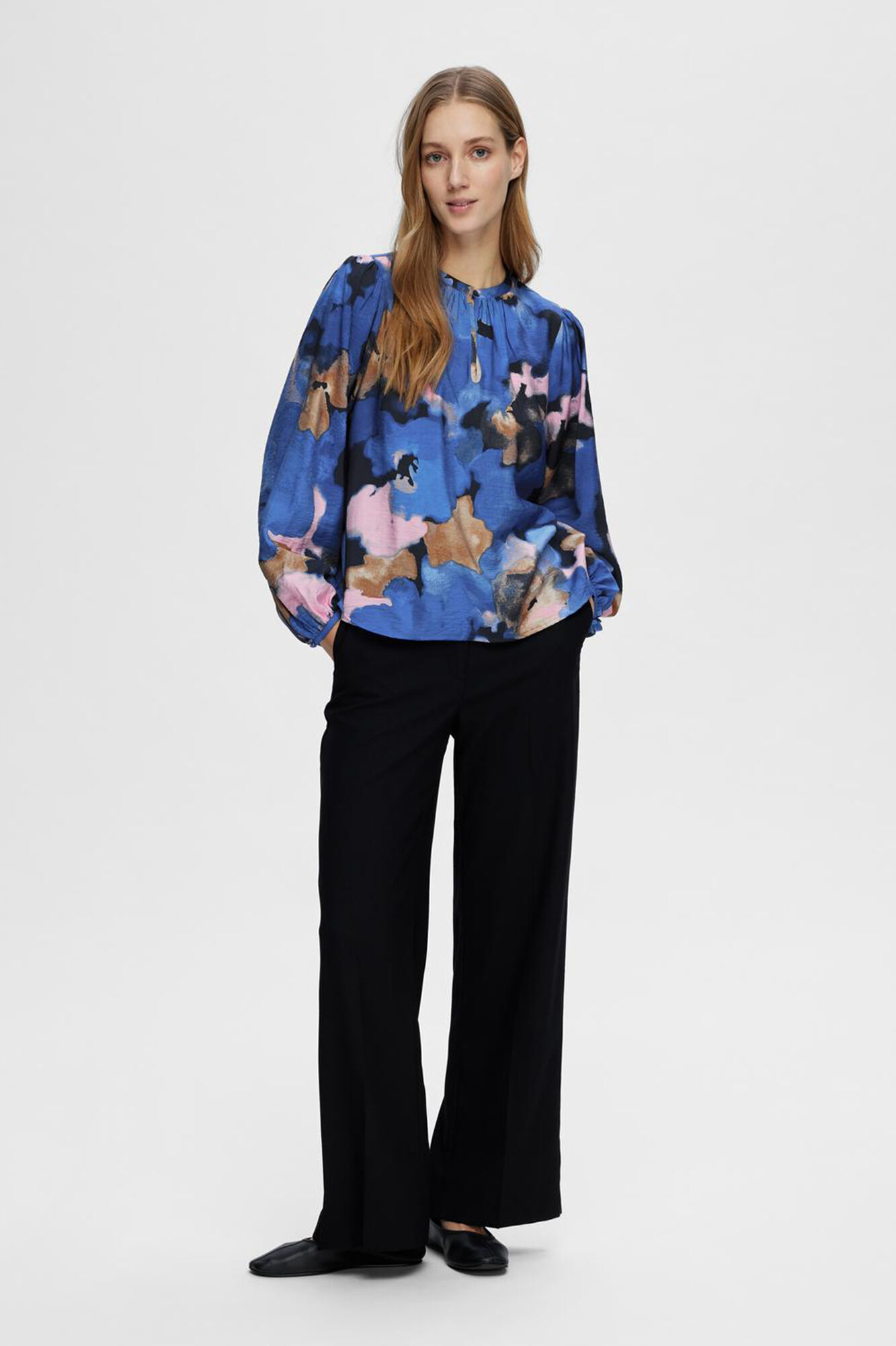 Selected Femme Blusa estampada de manga comprida confecionada com Lenzing Ecovero Azul