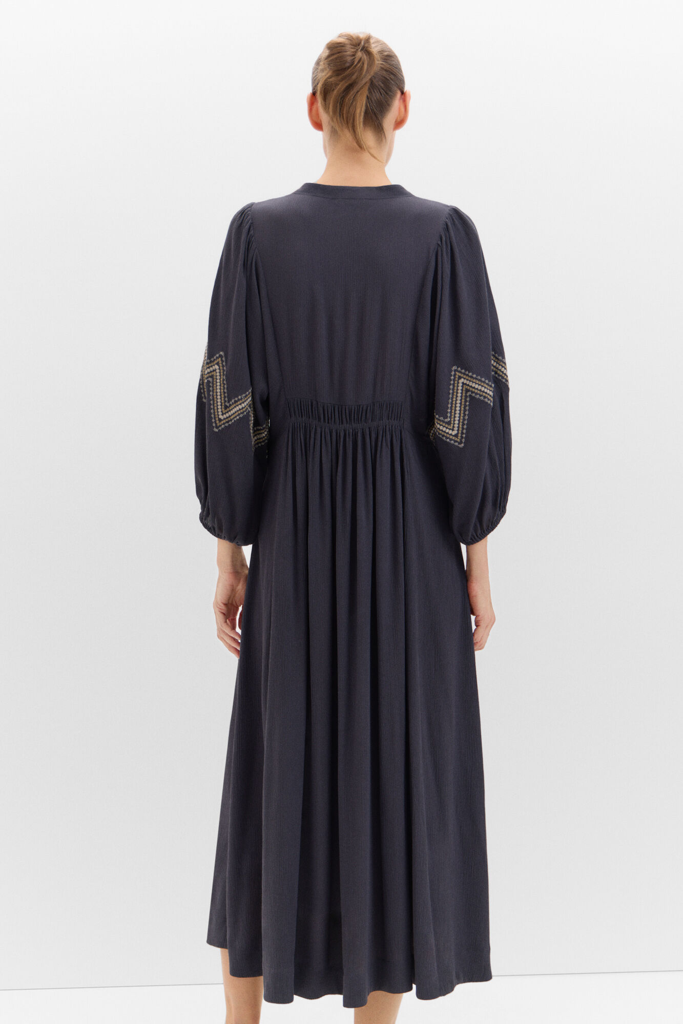 Cortefiel Vestido midi bordado Cinzento