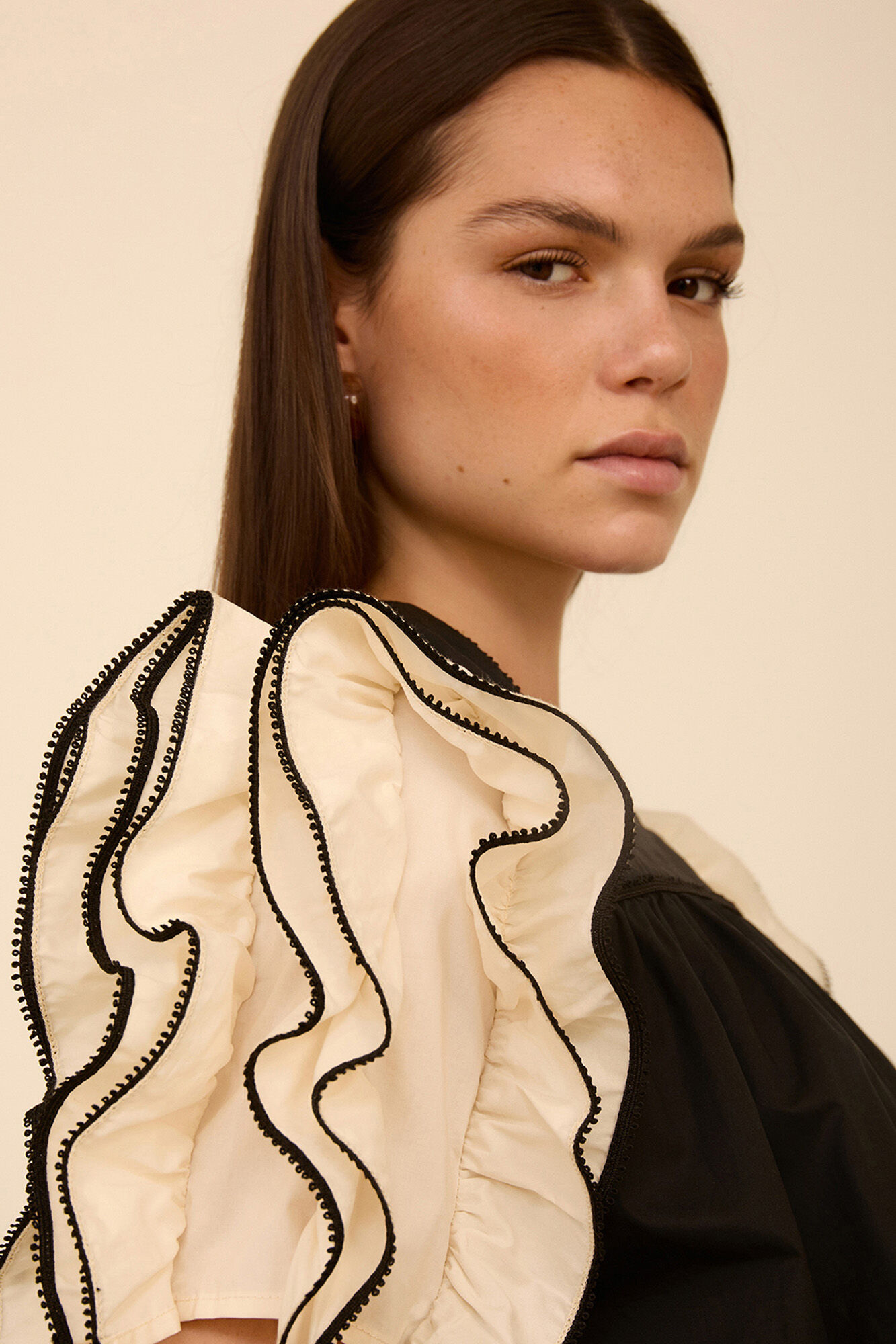 Meisie Blusa de manga curta com folhos Preto