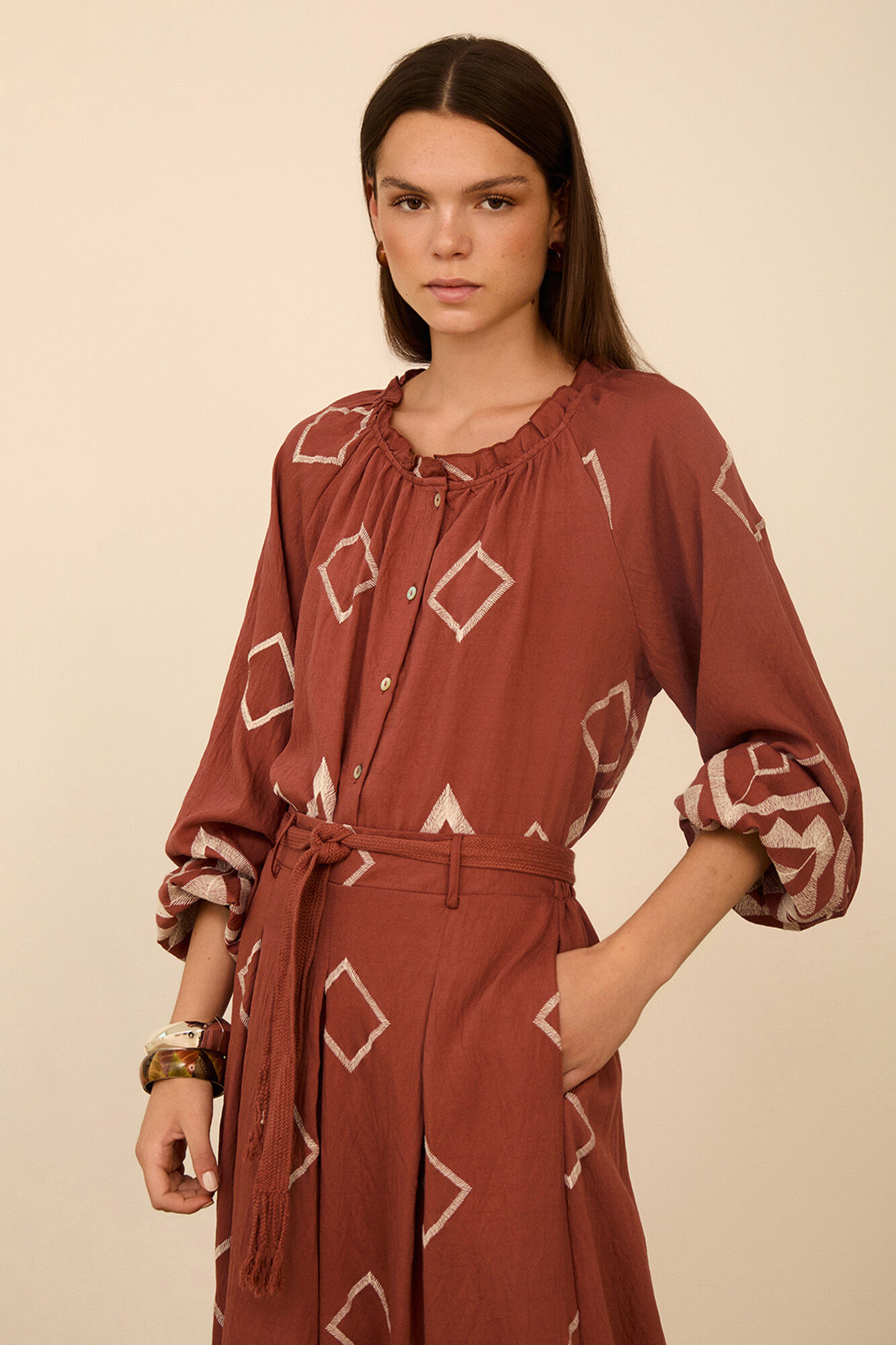 Meisie Blusa com bordado em contraste Subiu