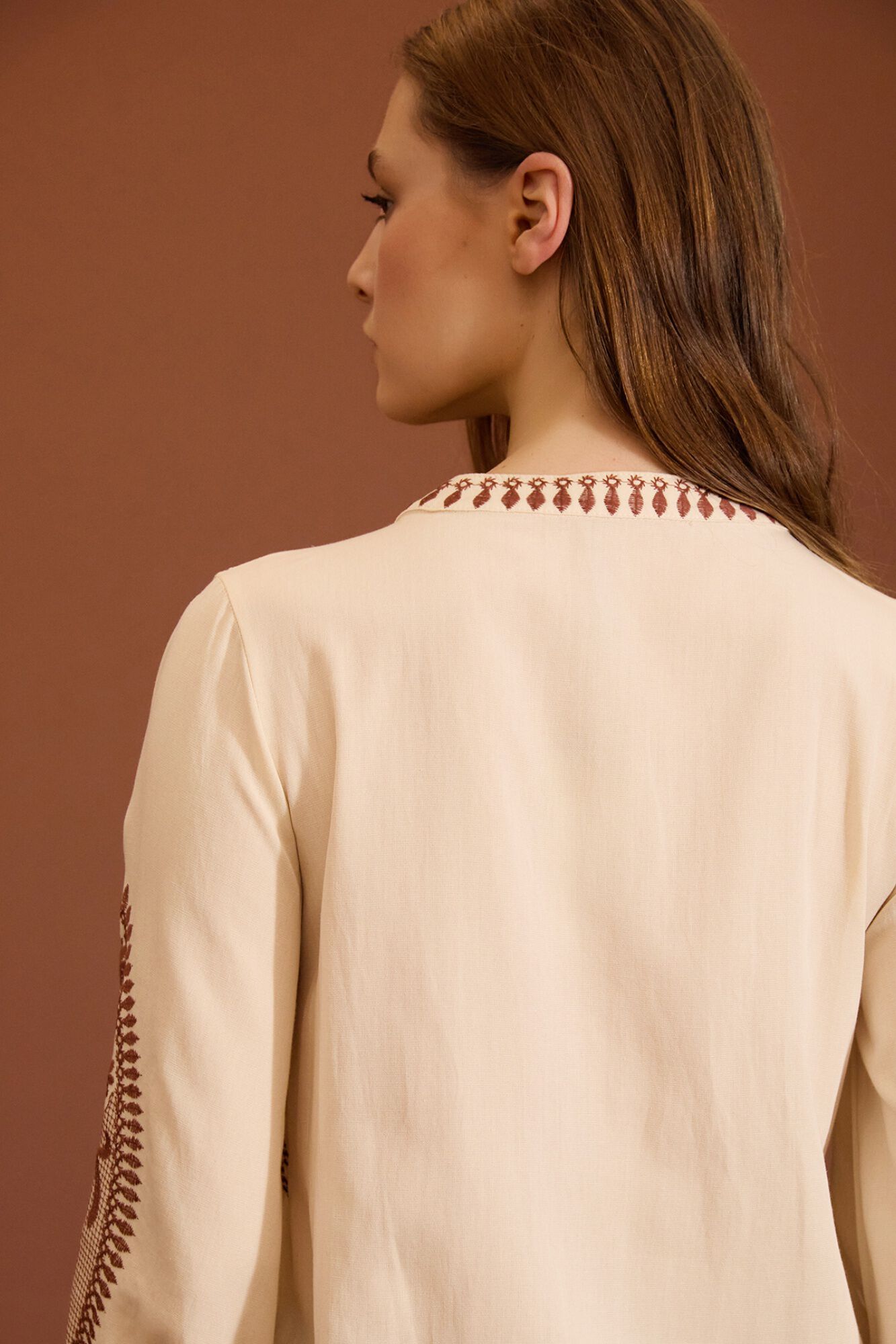Meisie Blusa bordada com folhos Tostado