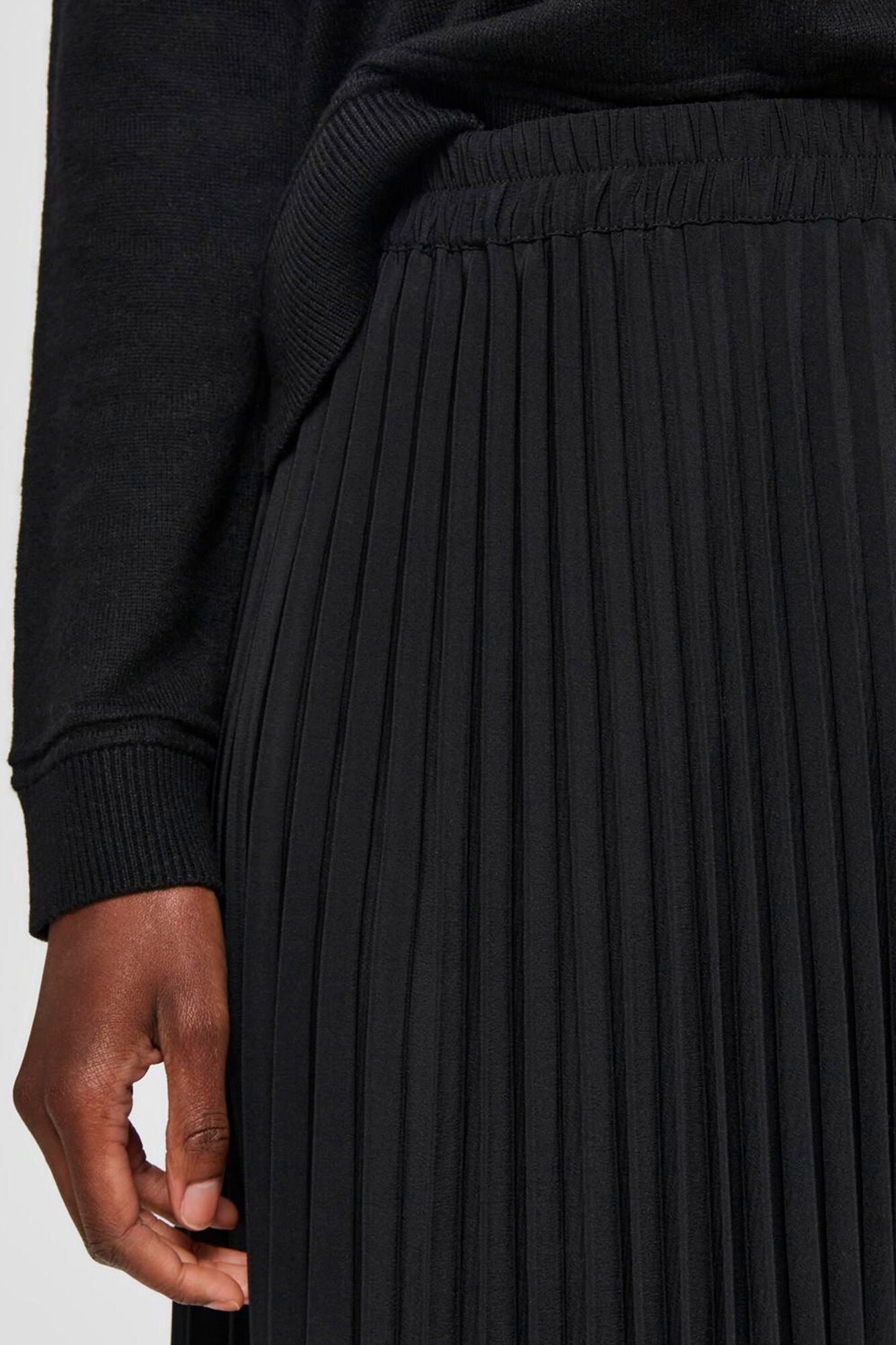 Selected Saia midi plissada com cintura el&aacute;stica Preto