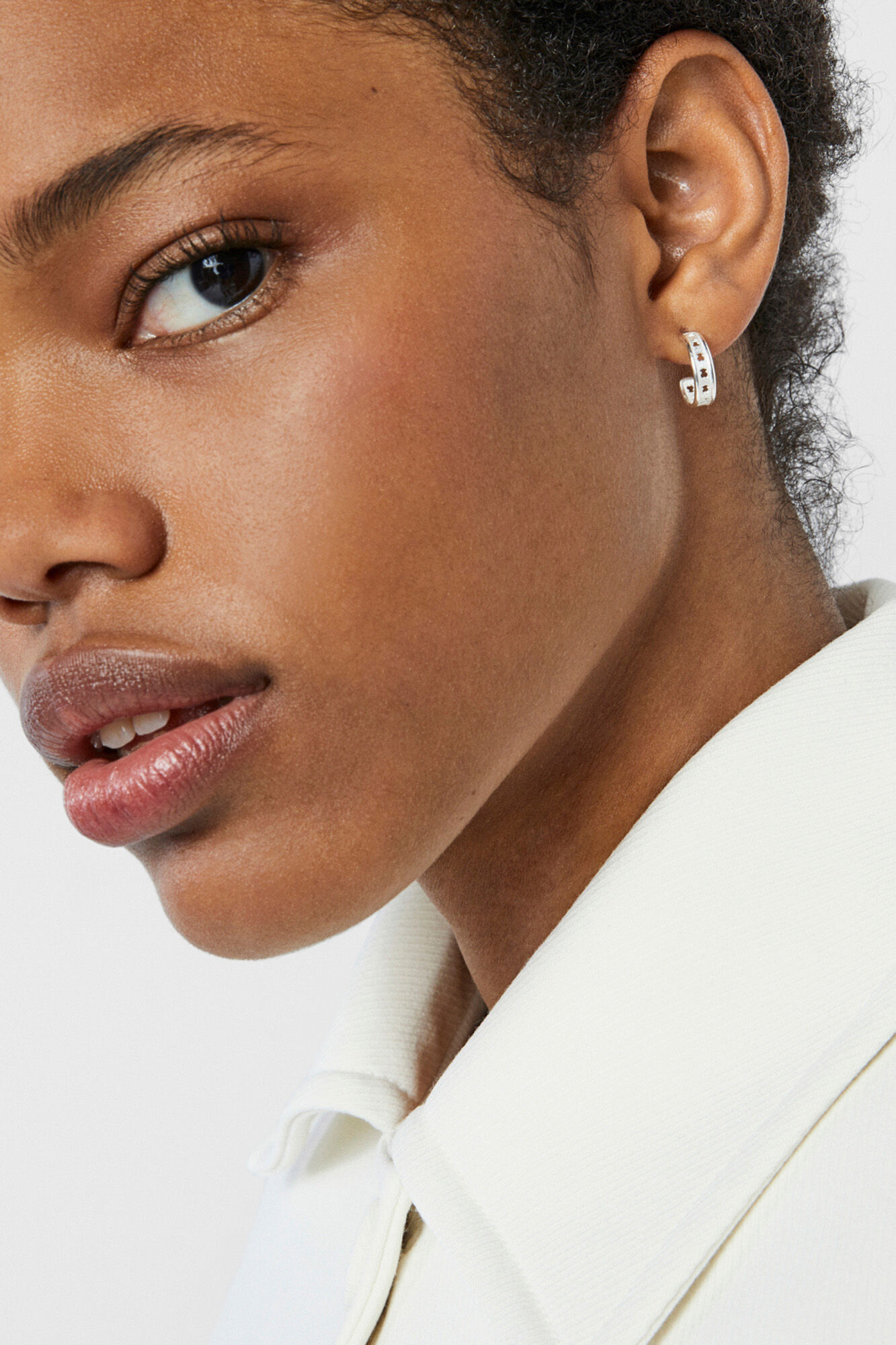 Tous Pendientes aro de plata peque&ntilde;os con silueta TOUS Bear Row Gris