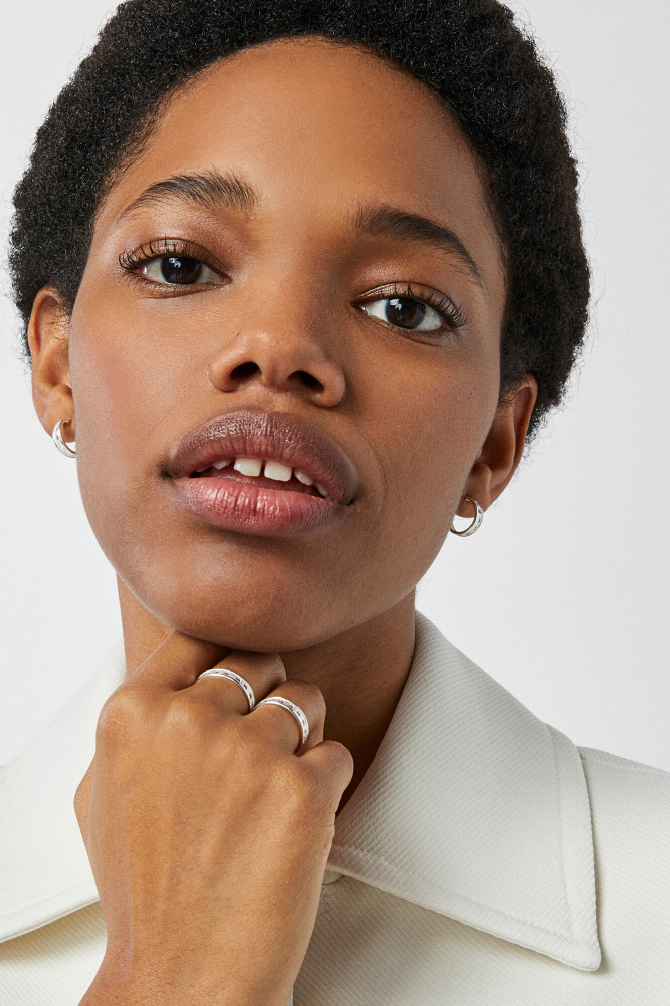 Tous Pendientes aro de plata peque&ntilde;os con silueta TOUS Bear Row Gris