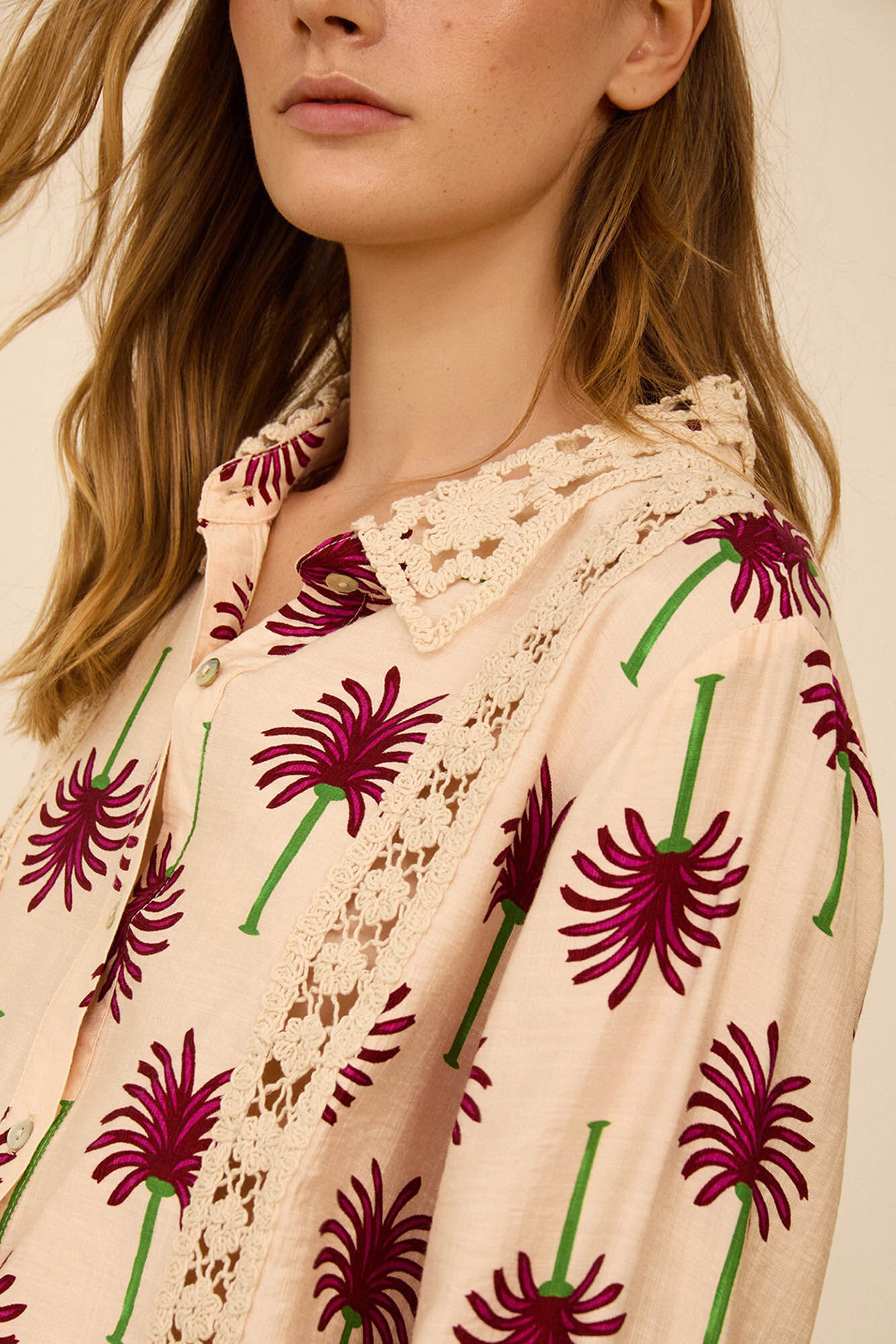 Meisie Camisa com estampado de palmeiras