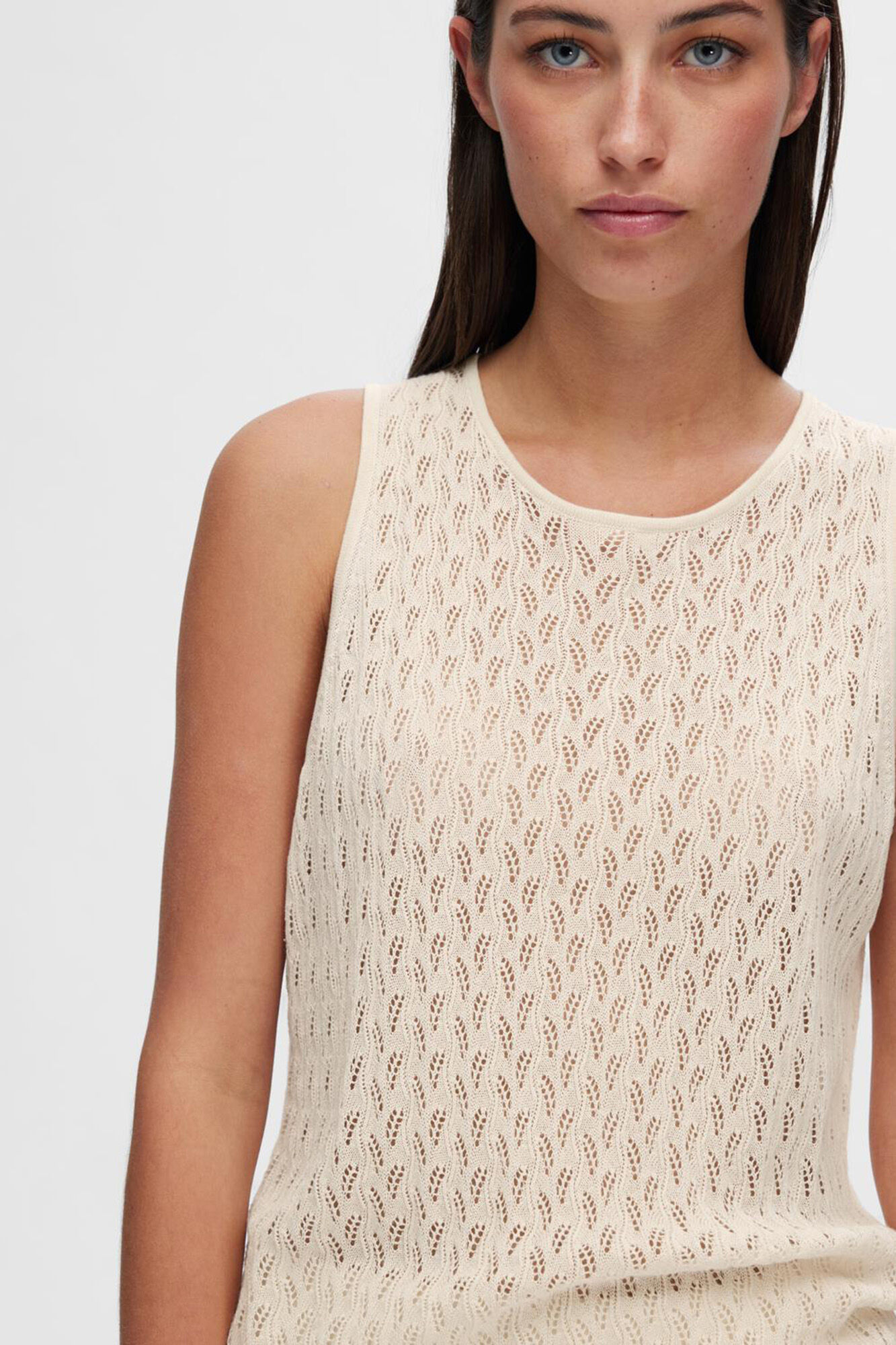 Selected Femme Top sin mangas de punto ligero confeccionado con algod&oacute;n org&aacute;nico. Gris