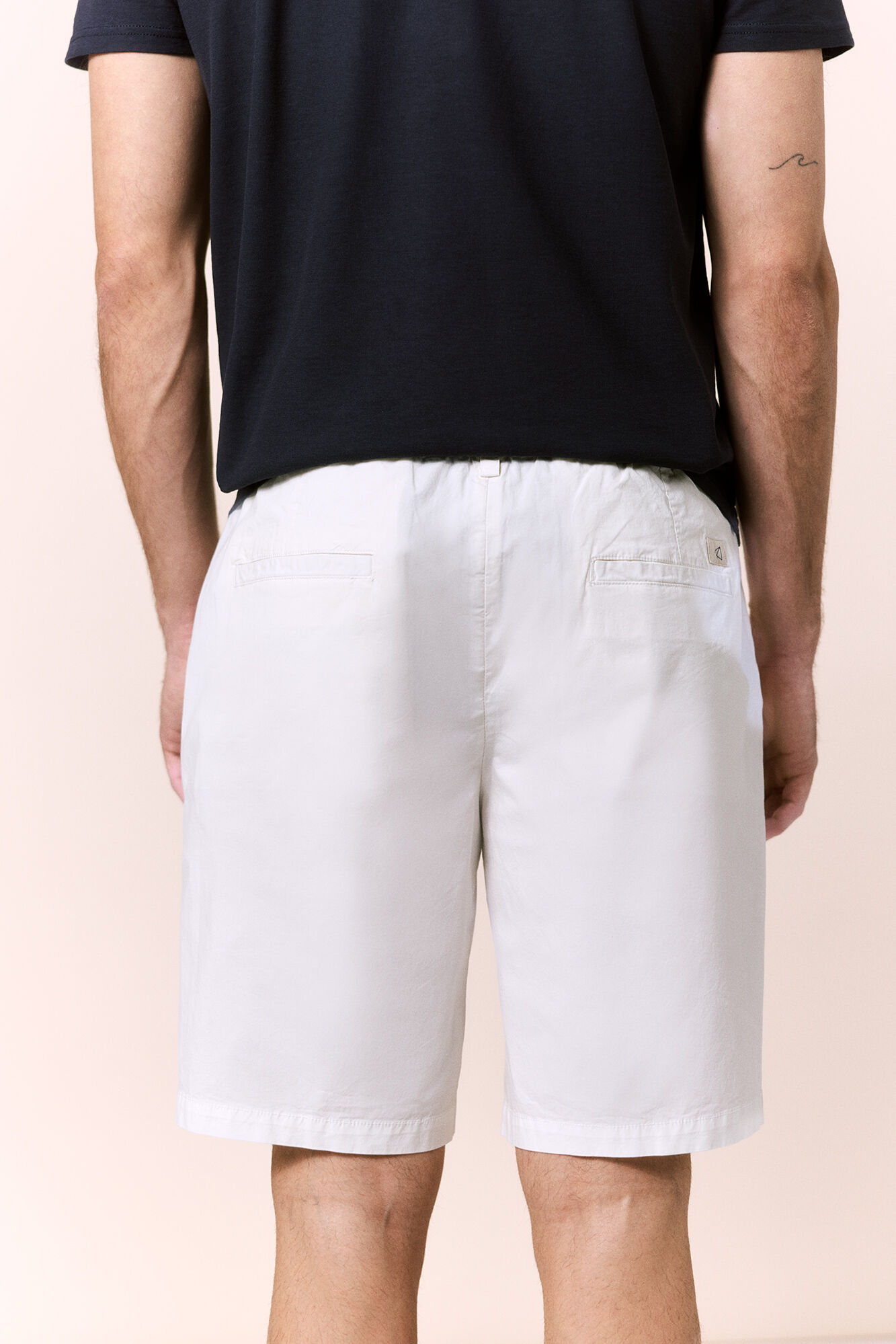 OOTO Bermuda com pregas em popelina Ecru