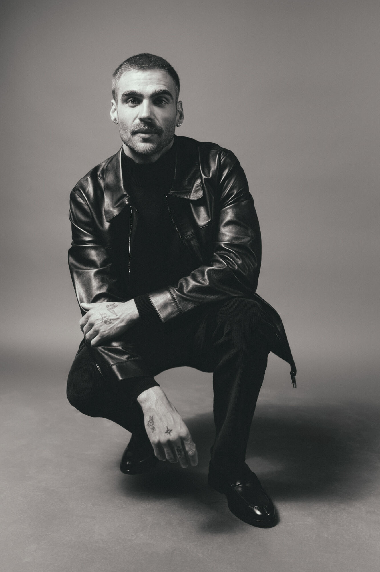 OOTO Blus&atilde;o pele gola camiseira Preto