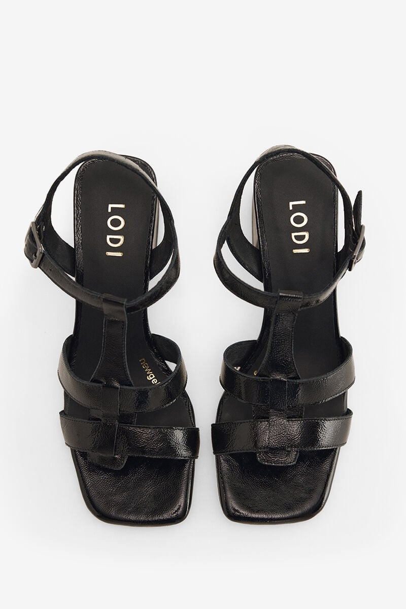 Lodi Sand&aacute;lia em pele efeito verniz