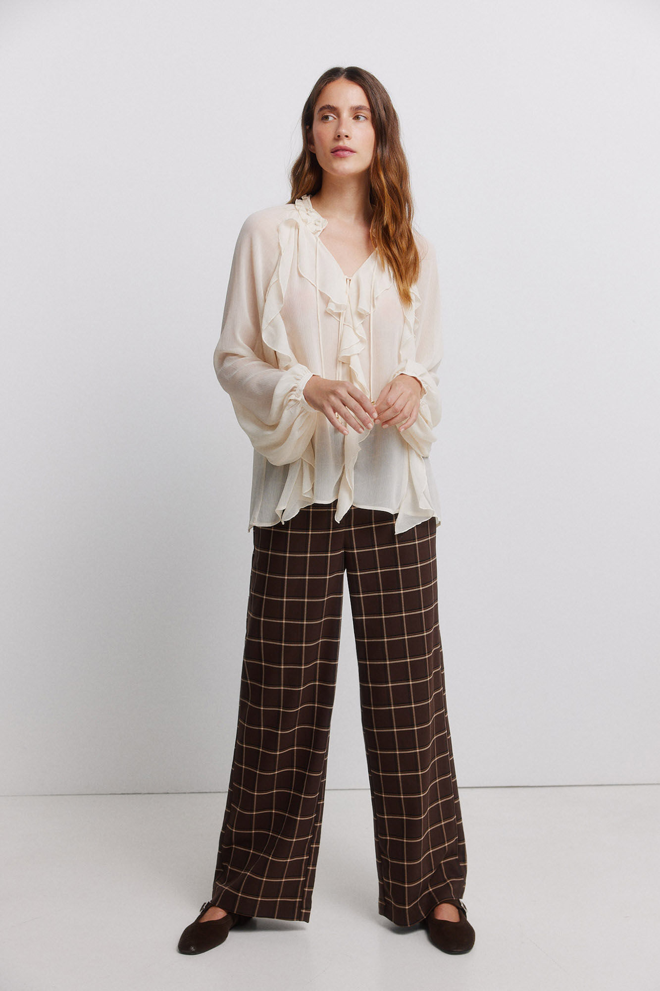 Vila Blusa fluida com folhos Ecru