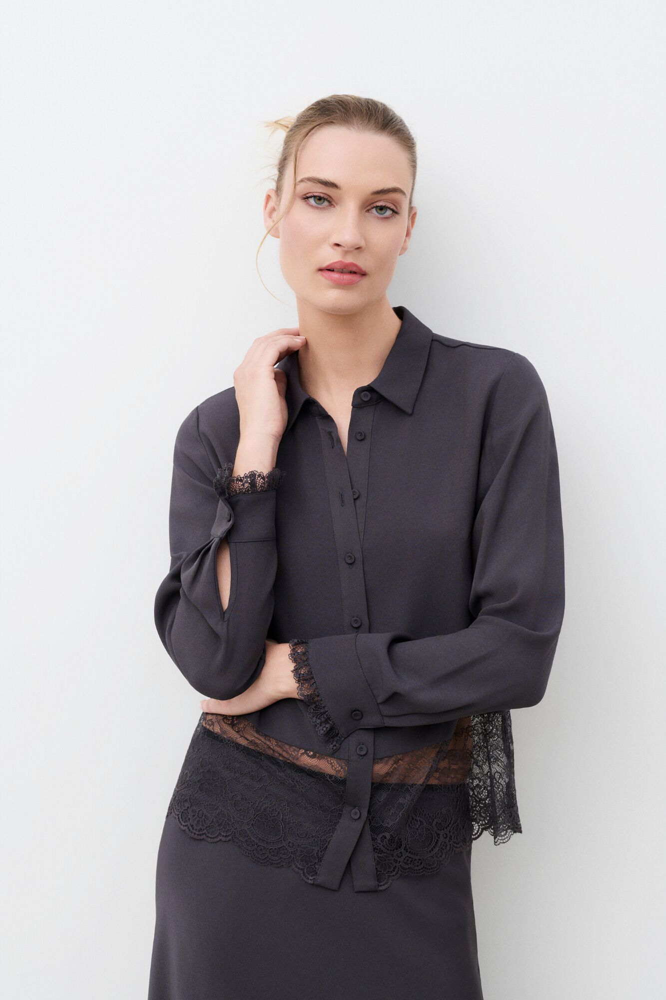 Caroll Blusa acetinada com renda